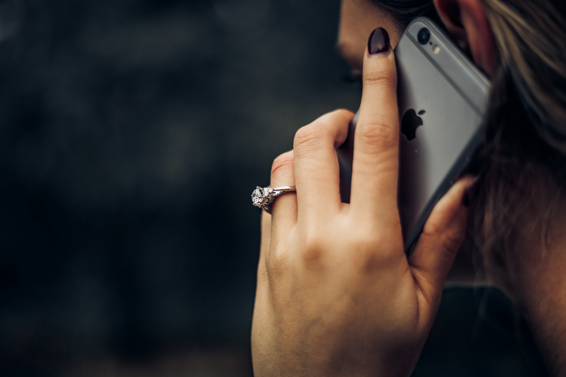 Une femme ayant une conversation téléphonique | Source : Unsplash