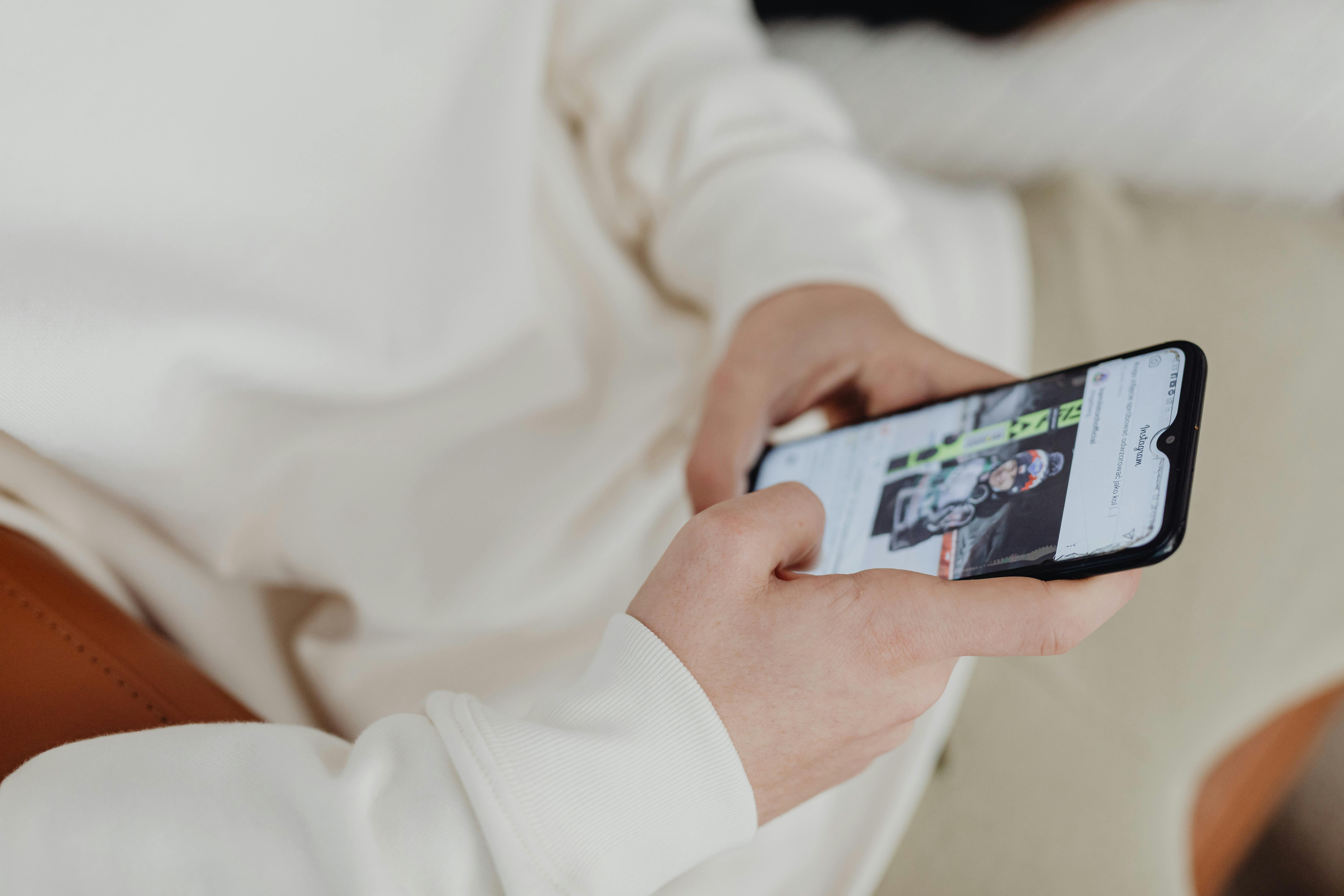 Une personne tenant son téléphone | Source : Pexels