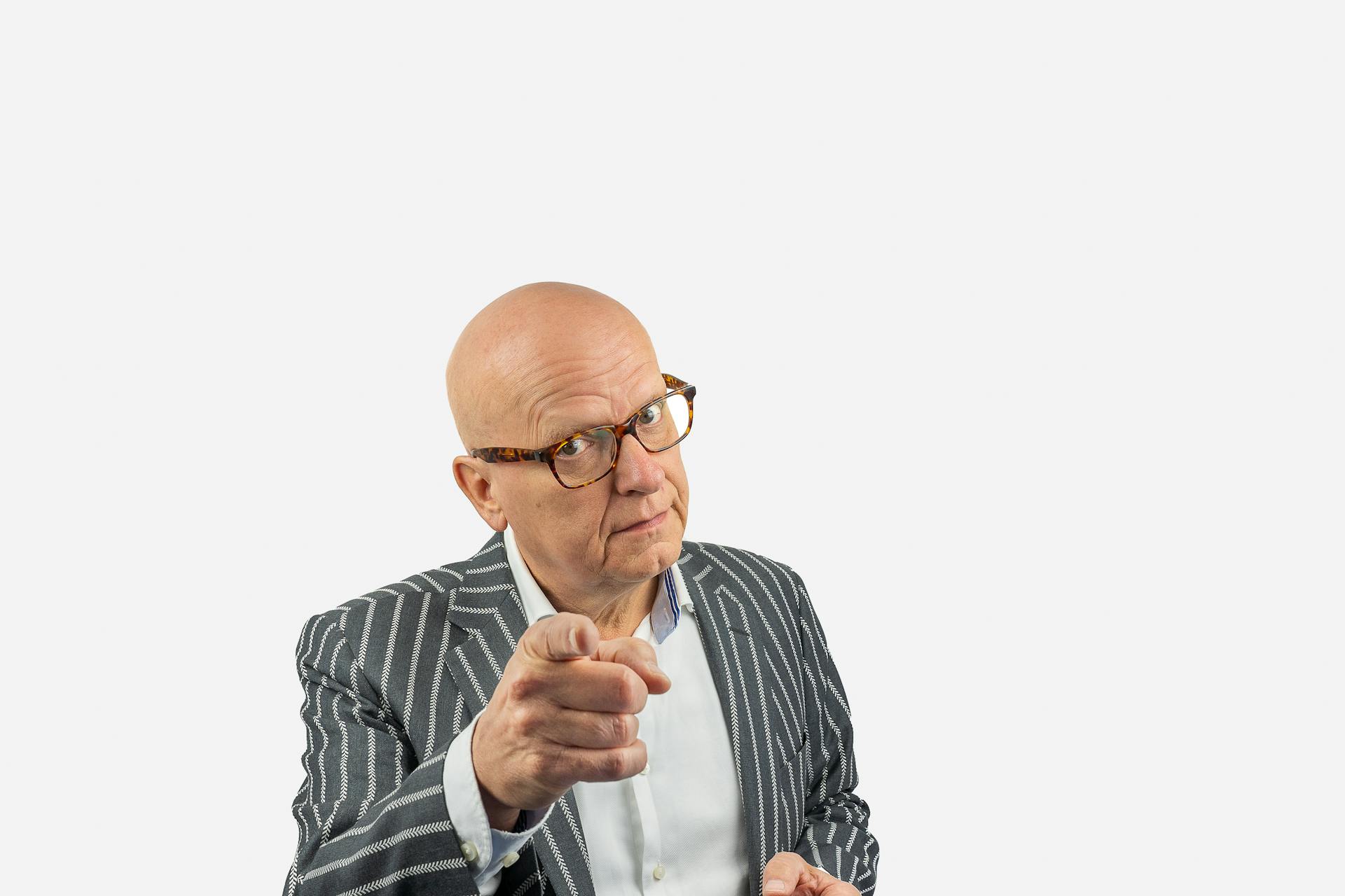 Un homme âgé pointant son doigt | Source : Pexels