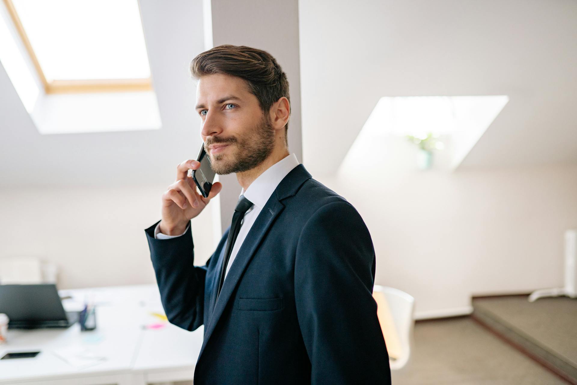 Un homme qui passe un appel téléphonique | Source : Pexels
