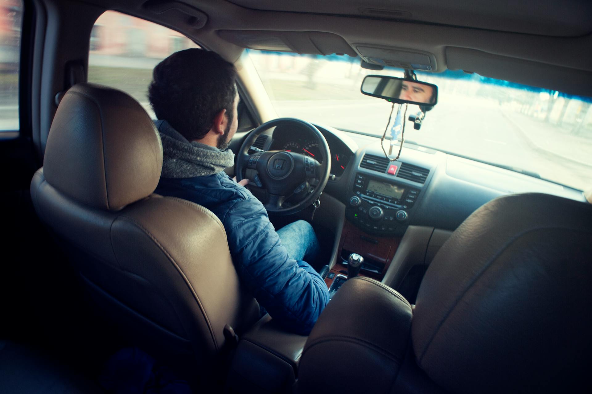 Un homme au volant | Source : Pexels