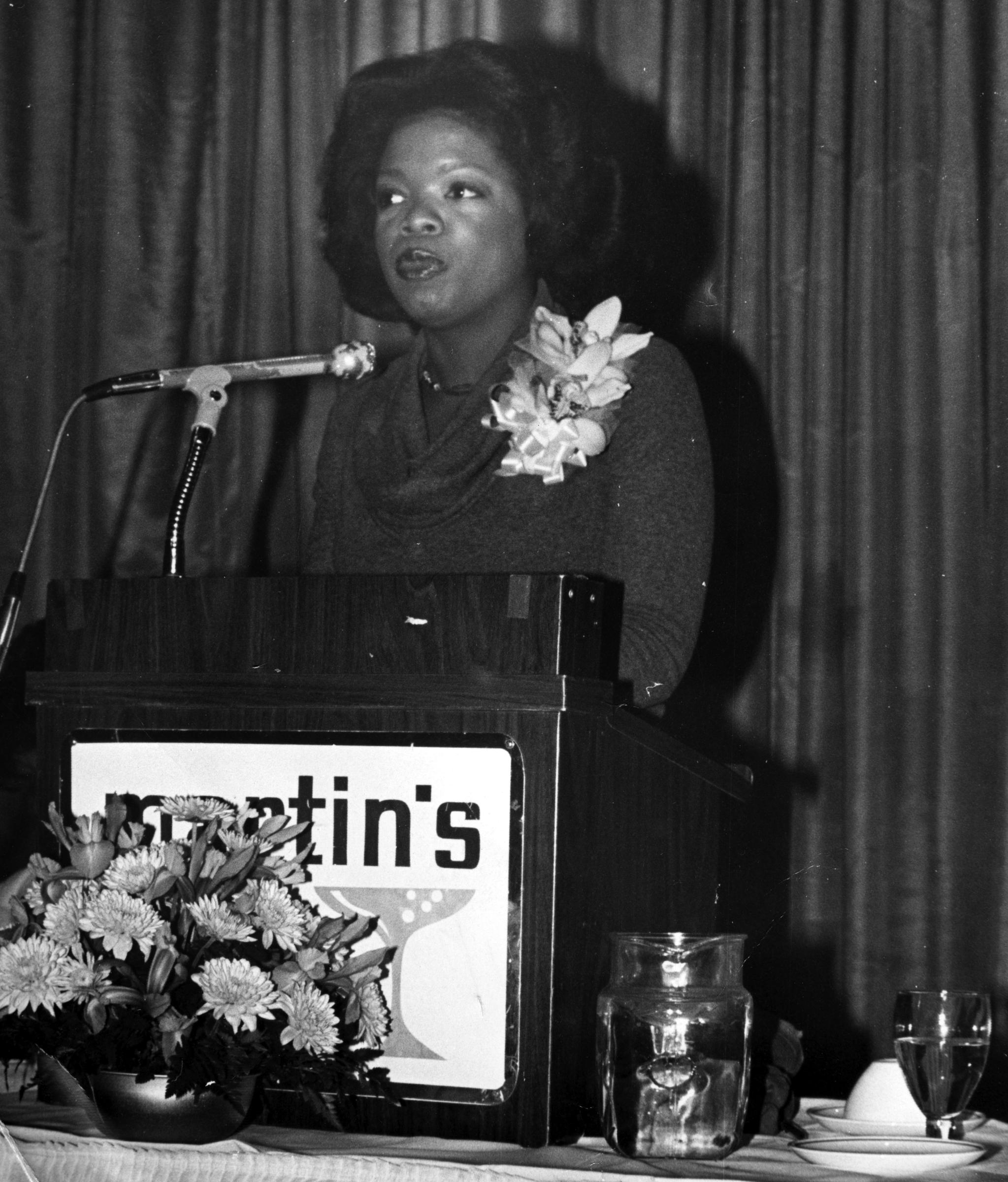 La jeune fille aujourd'hui adulte s'exprime sur un podium au début de sa carrière, 20 janvier 1978 | Source : Getty Images