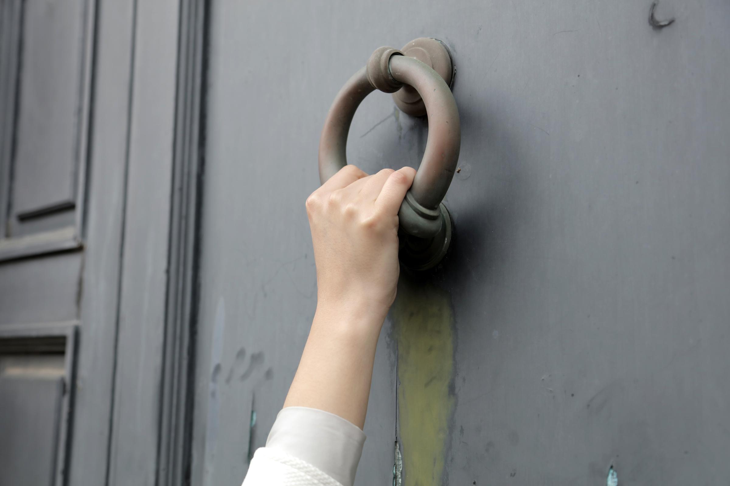 Une main qui frappe à une porte | Source : Freepik