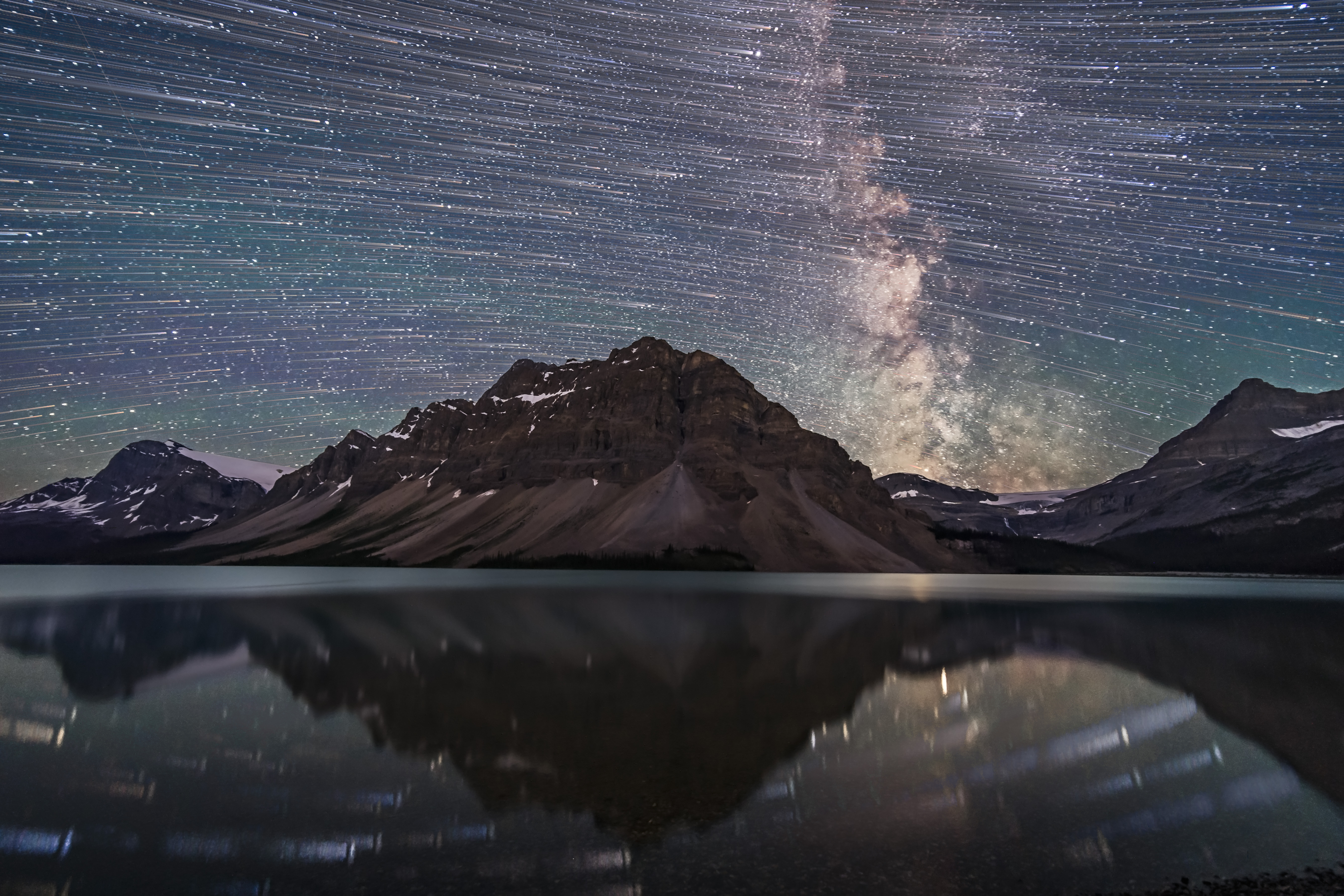Mélange d'images montrant les étoiles du ciel austral se déplaçant d'est en ouest, de gauche à droite, au-dessus des montagnes Rocheuses au lac Bow, à Banff, en Alberta | Source : Getty Images