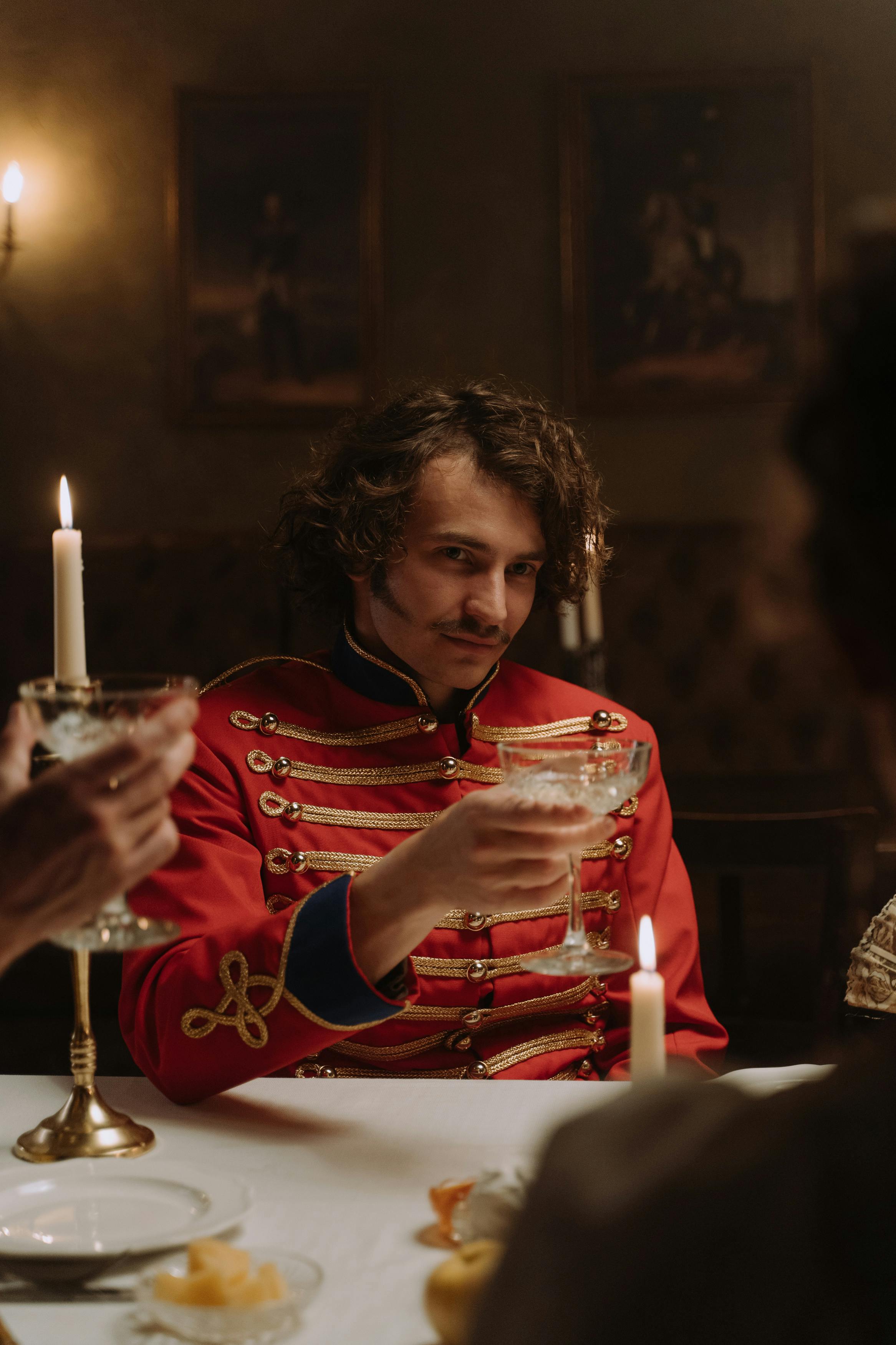 Un homme déçu tenant un verre | Source : Pexels