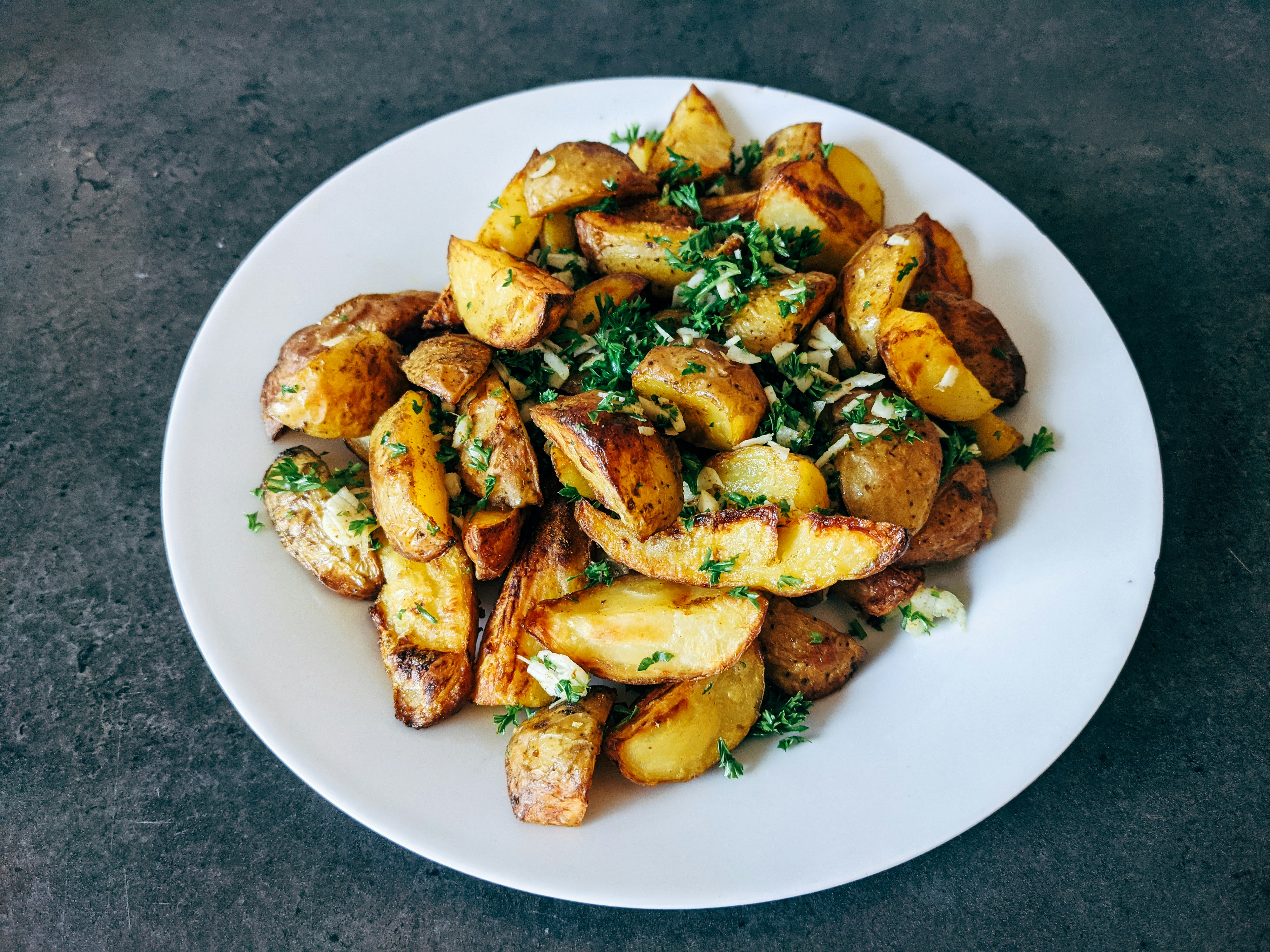 Une assiette de pommes de terre rôties | Source : Unsplash