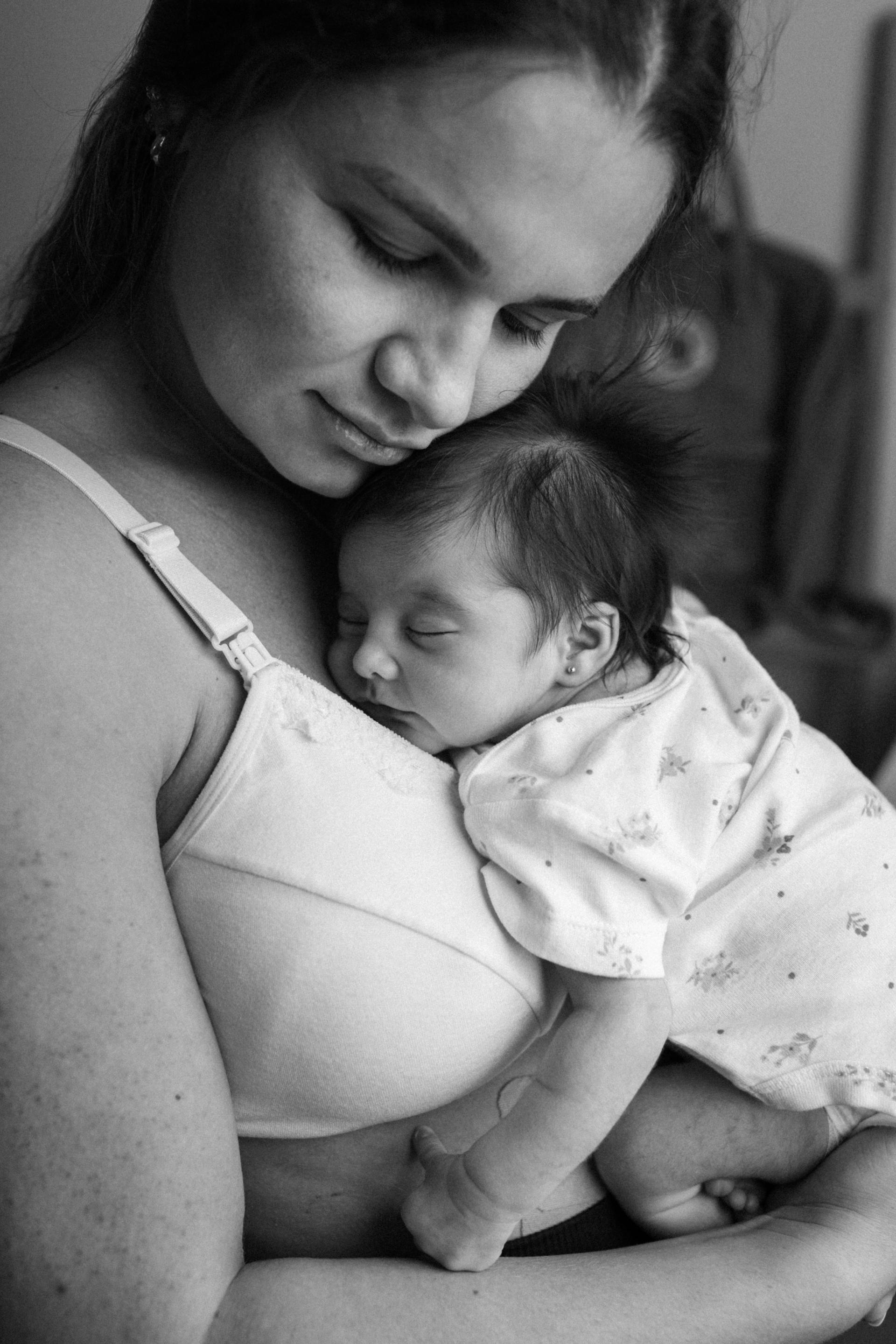 Une mère serrant son bébé endormi dans ses bras | Source : Pexels