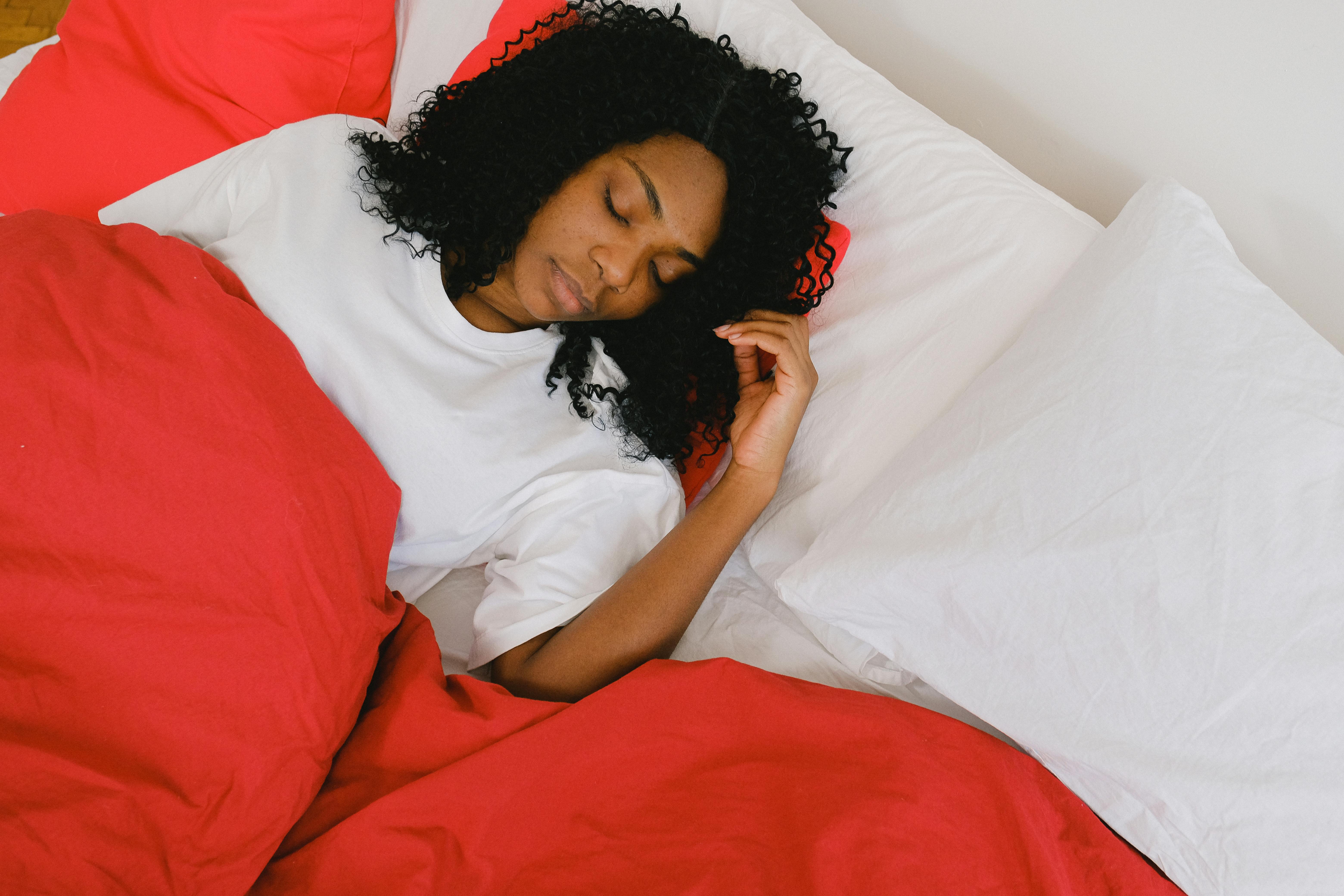 Une femme endormie dans son lit | Source : Pexels