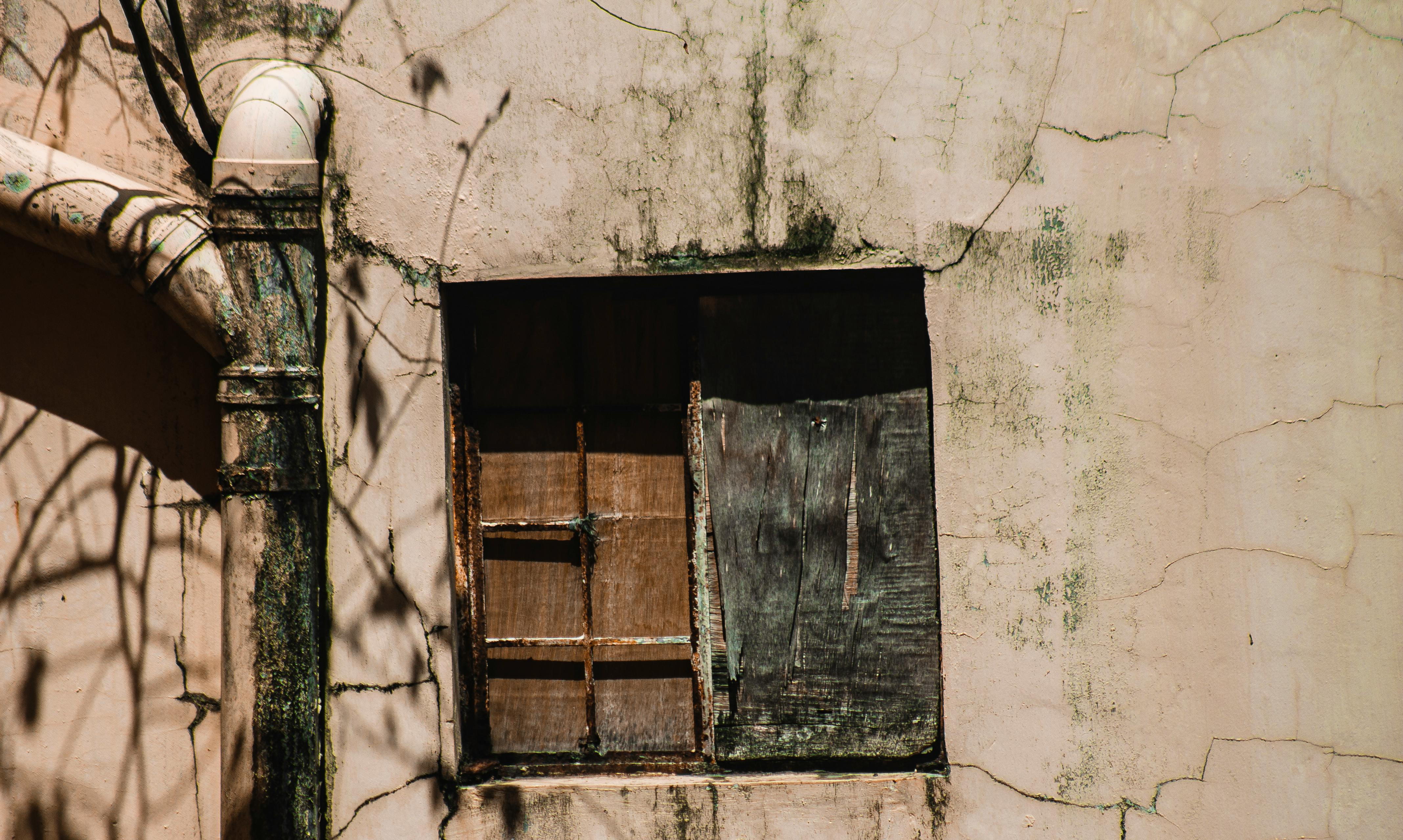 Une fenêtre barricadée | Source : Pexels