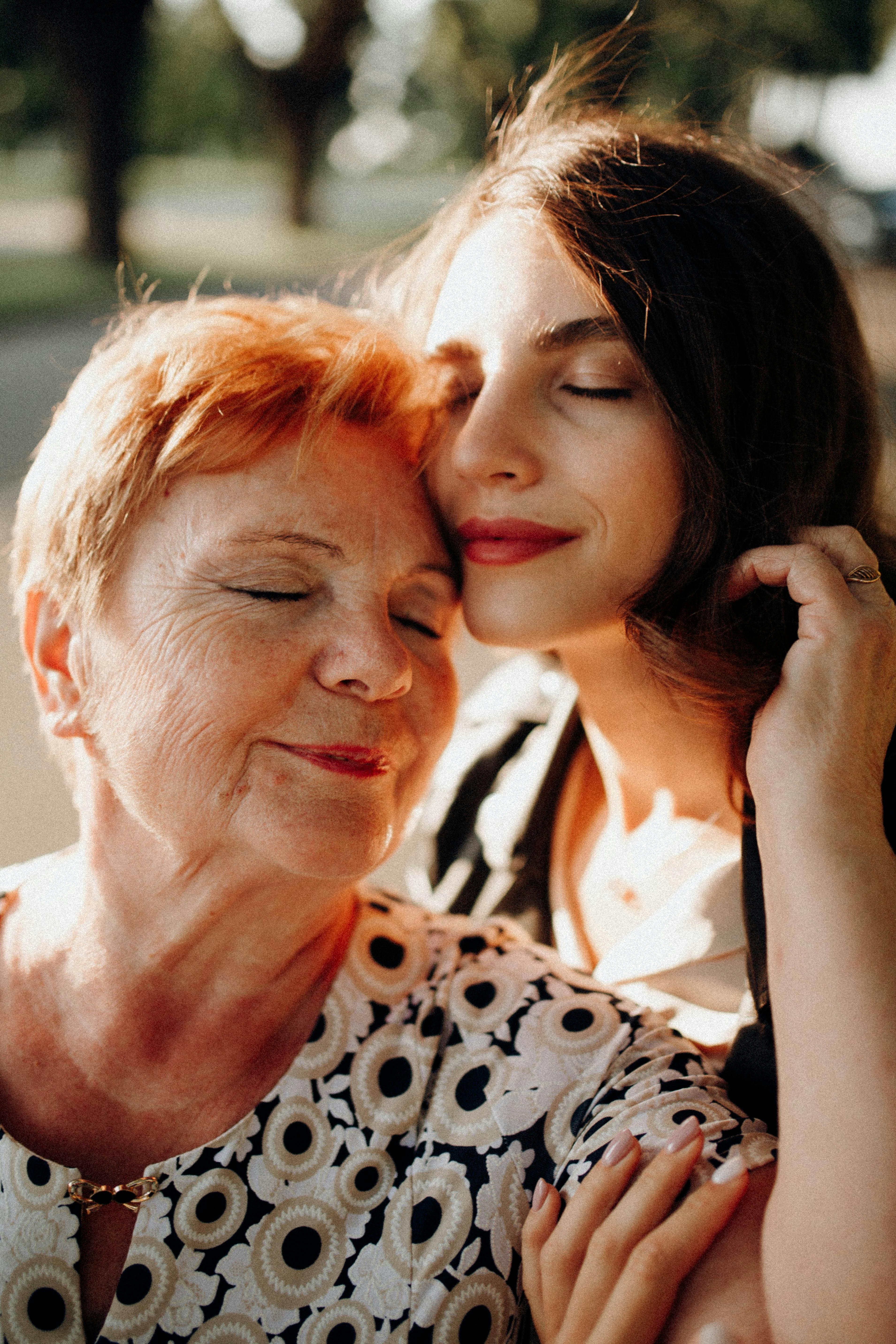 Une mère et sa fille s'embrassent | Source : Pexels