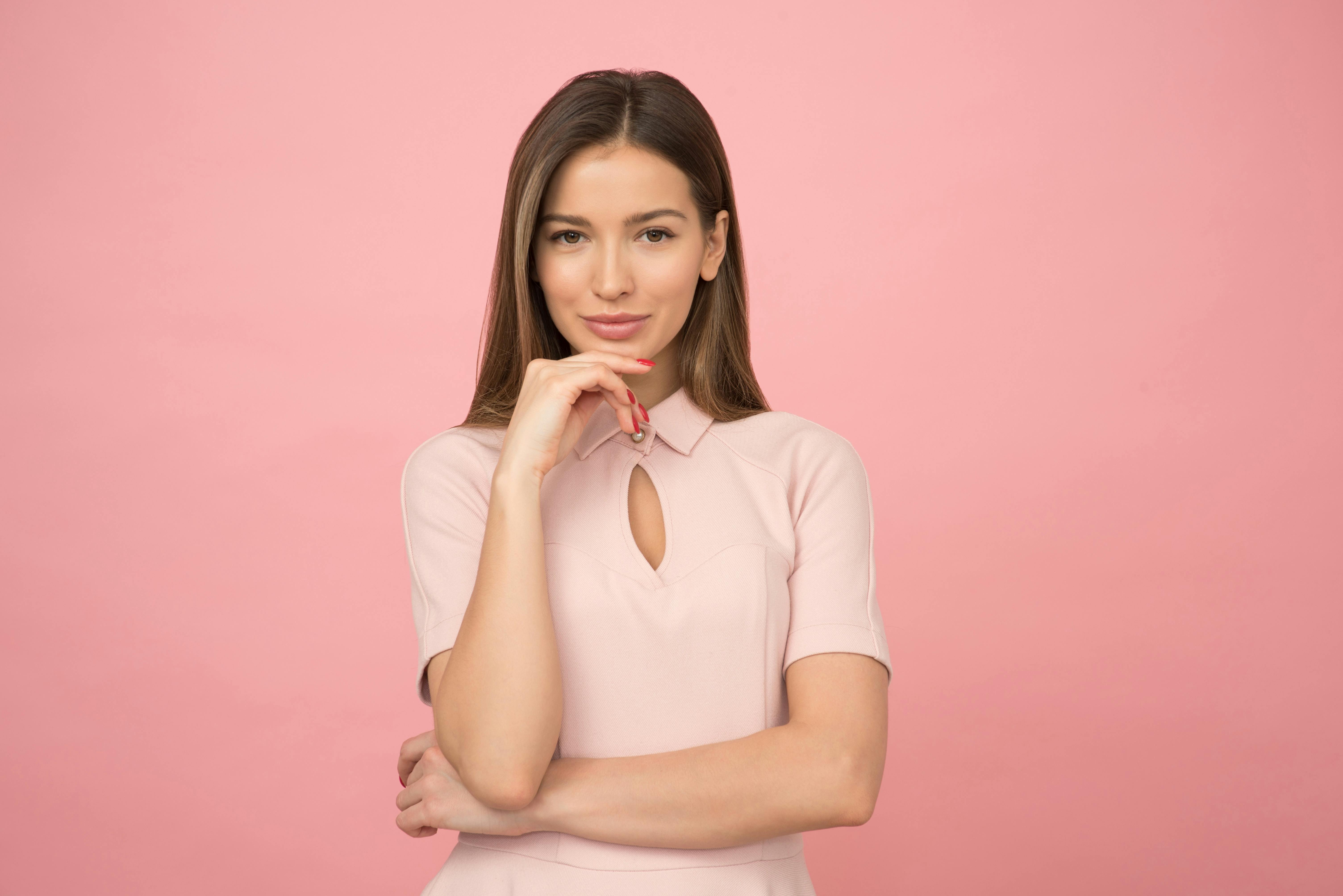 Femme vêtue d'une tenue officielle souriant | Source : Pexels