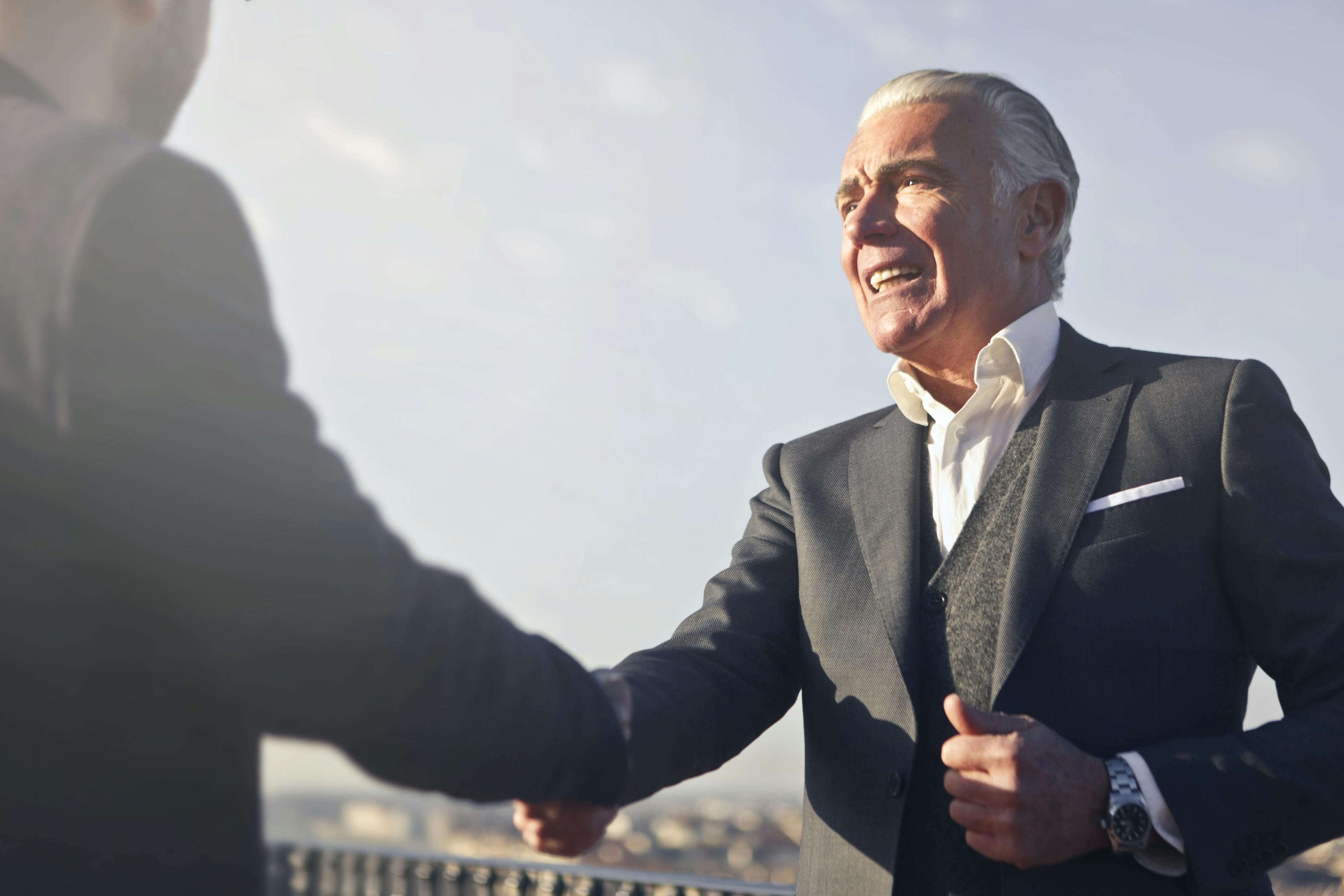 Deux hommes se serrent la main en introduction | Source : Pexels