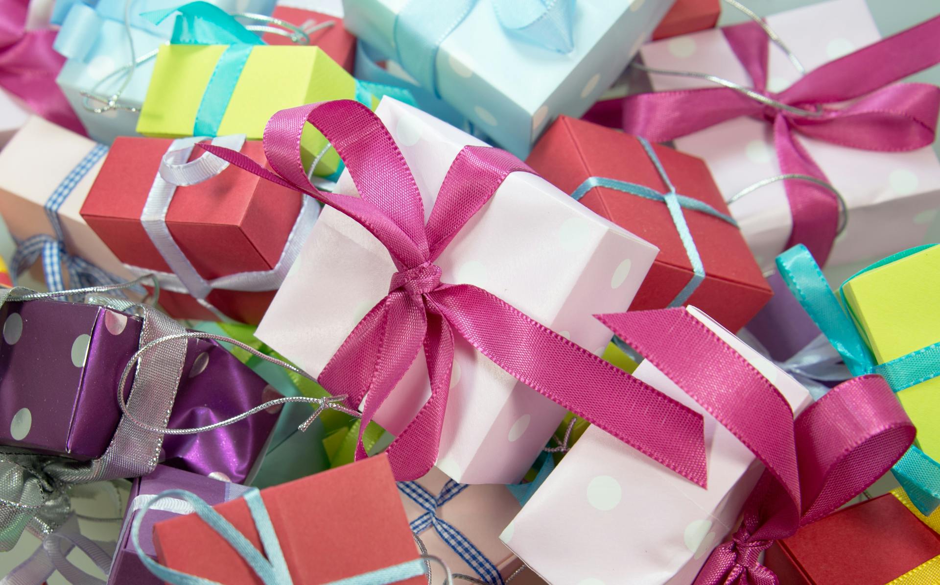 Un assortiment de boîtes cadeaux colorées | Source : Pexels