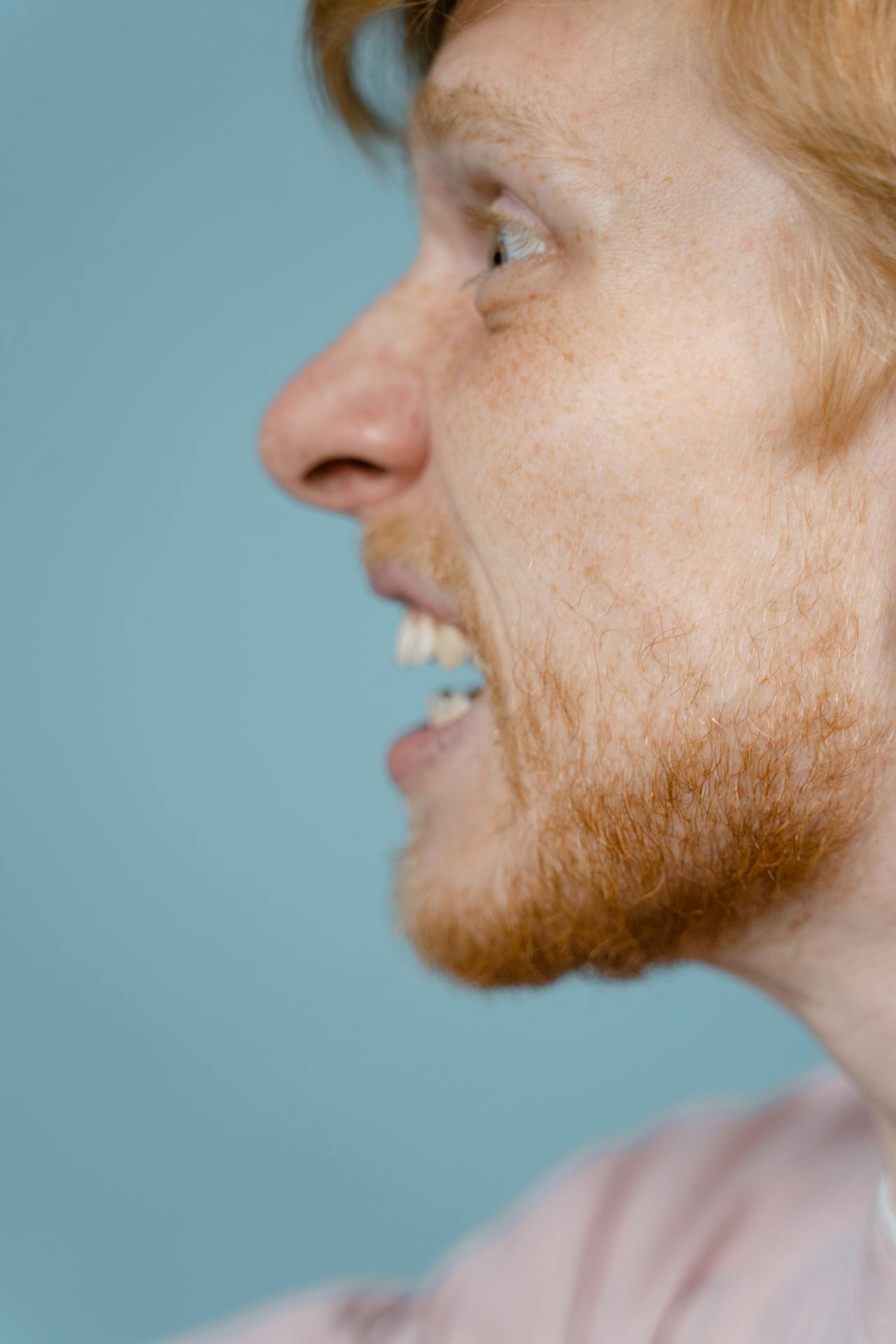Un homme ennuyé qui se dispute | Source : Pexels