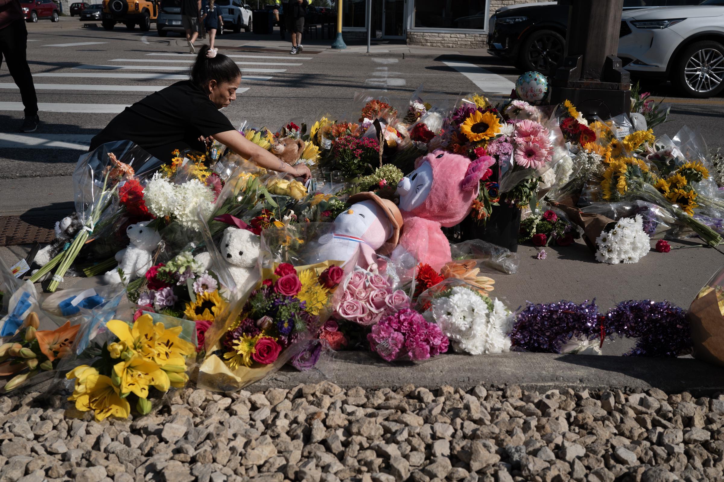 Une femme lors d'un mémorial pour les victimes de la fusillade à l'église catholique Annunciation, le 28 août 2025, à Minneapolis, Minnesota. | Source : Getty Images
