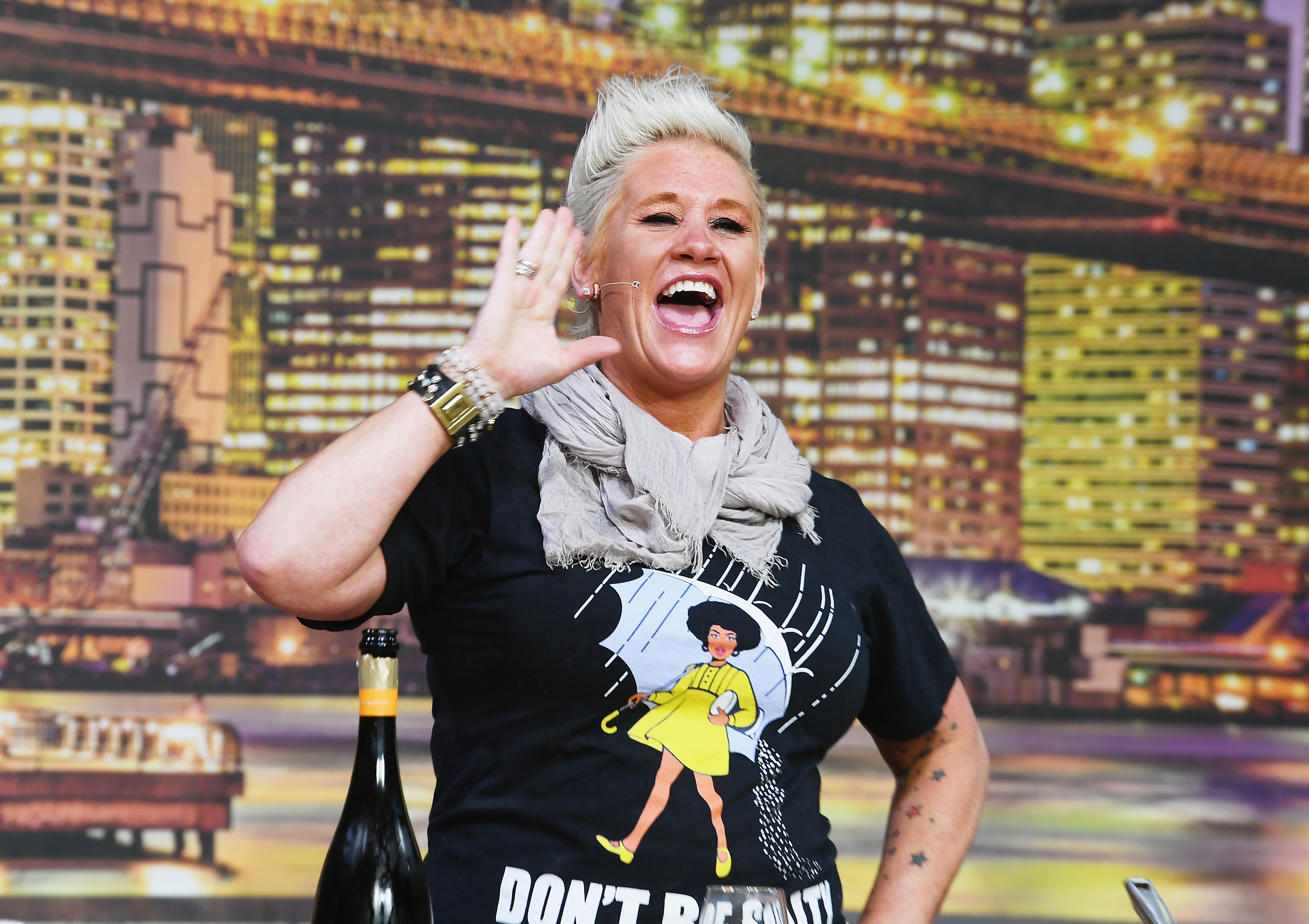 La chef Anne Burrell parle sur scène lors de la grande dégustation du Food Network & Cooking Channel New York City Wine & Food Festival au Pier 94 le 13 octobre 2018 | Source : Getty Images