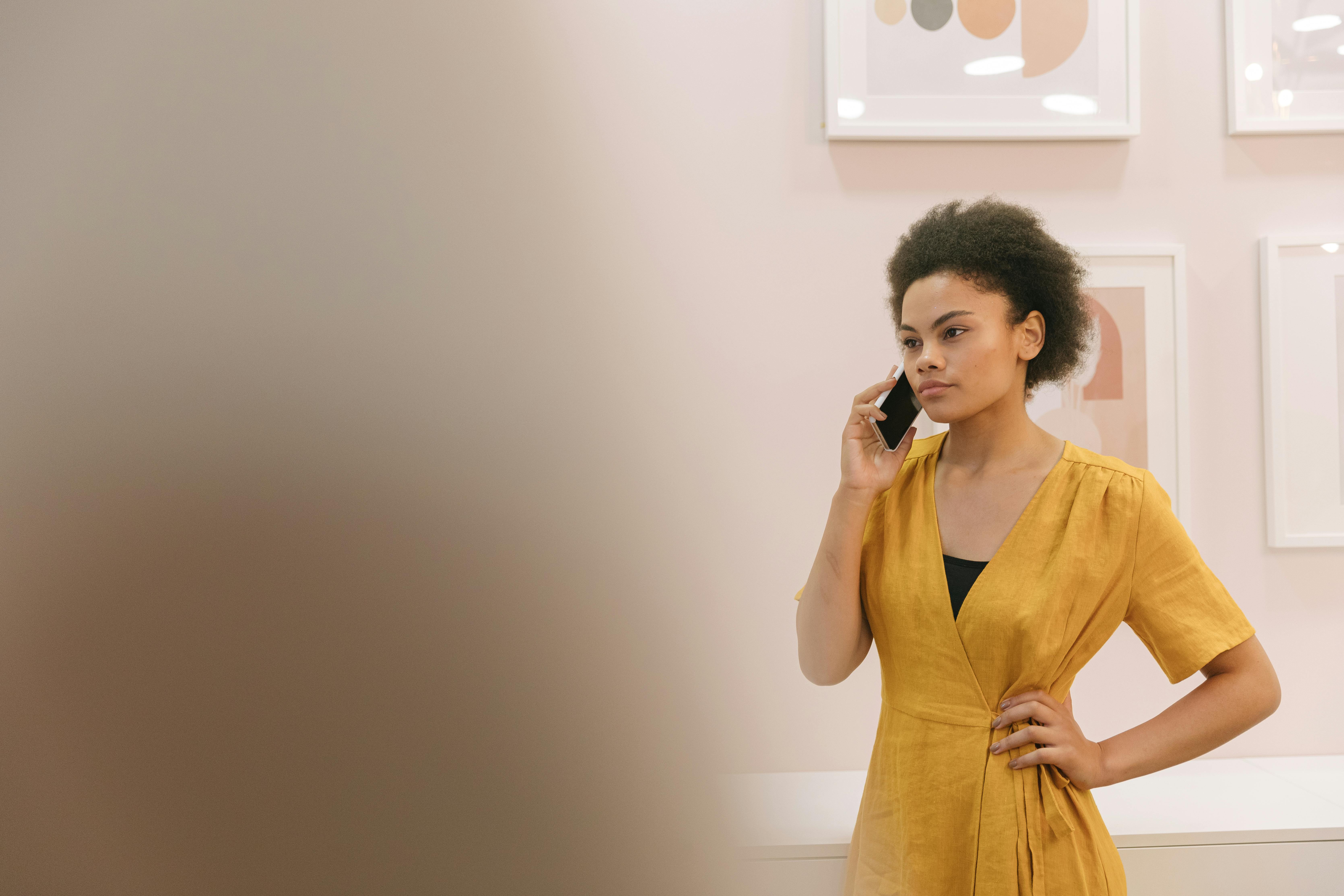Femme passant un appel téléphonique | Source : Pexels