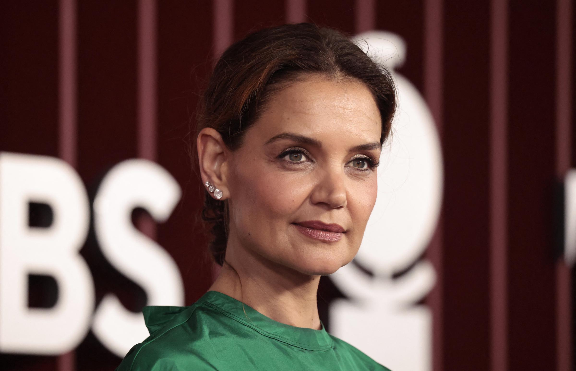 Avec ses cheveux coiffés en un élégant chignon et un maquillage frais et éclatant, Katie Holmes apporte une élégance discrète sur le tapis rouge des 2025 Tony Awards à New York, en associant un haut vert audacieux à des bijoux étincelants.