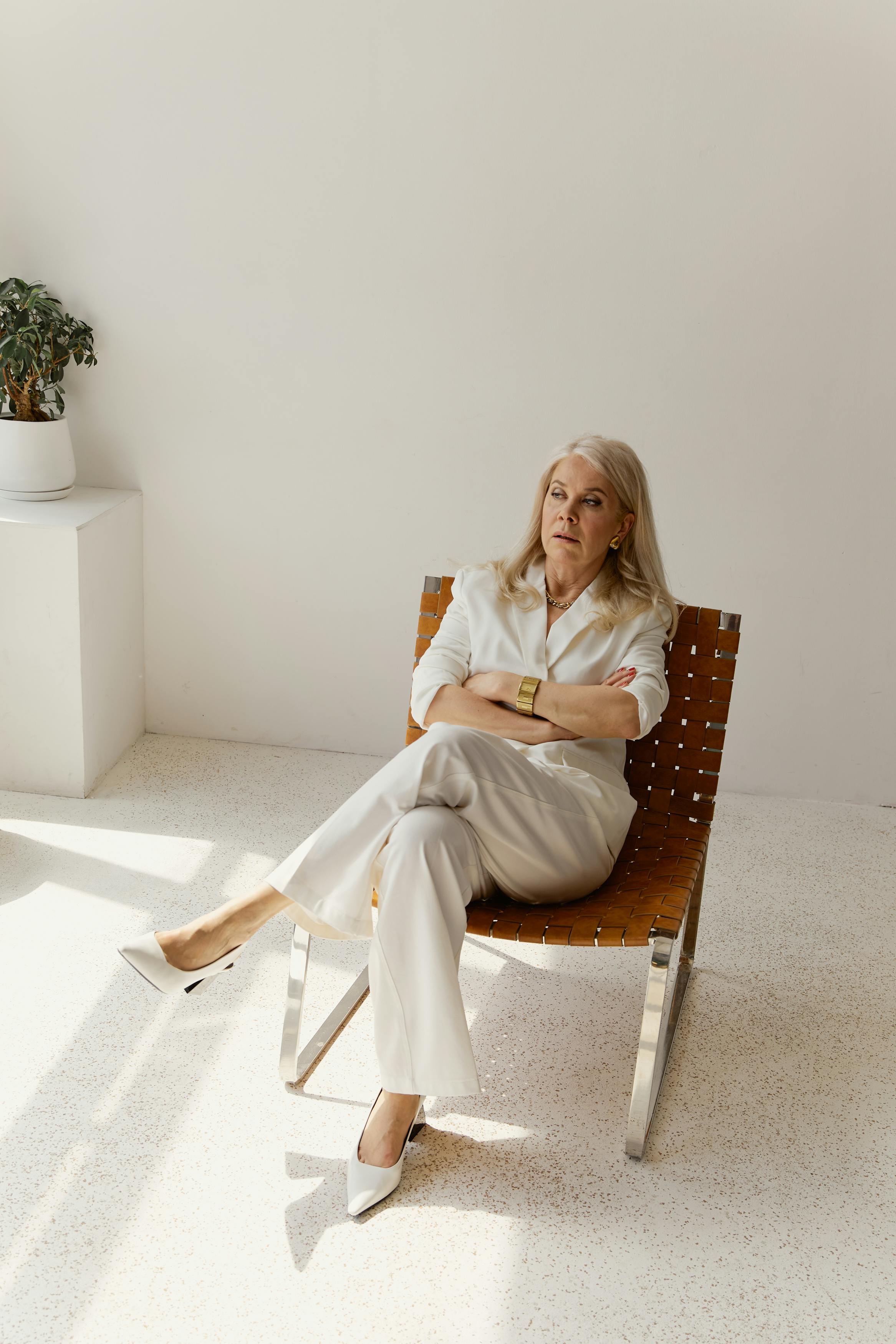 Une femme âgée assise dans un salon | Source : Pexels