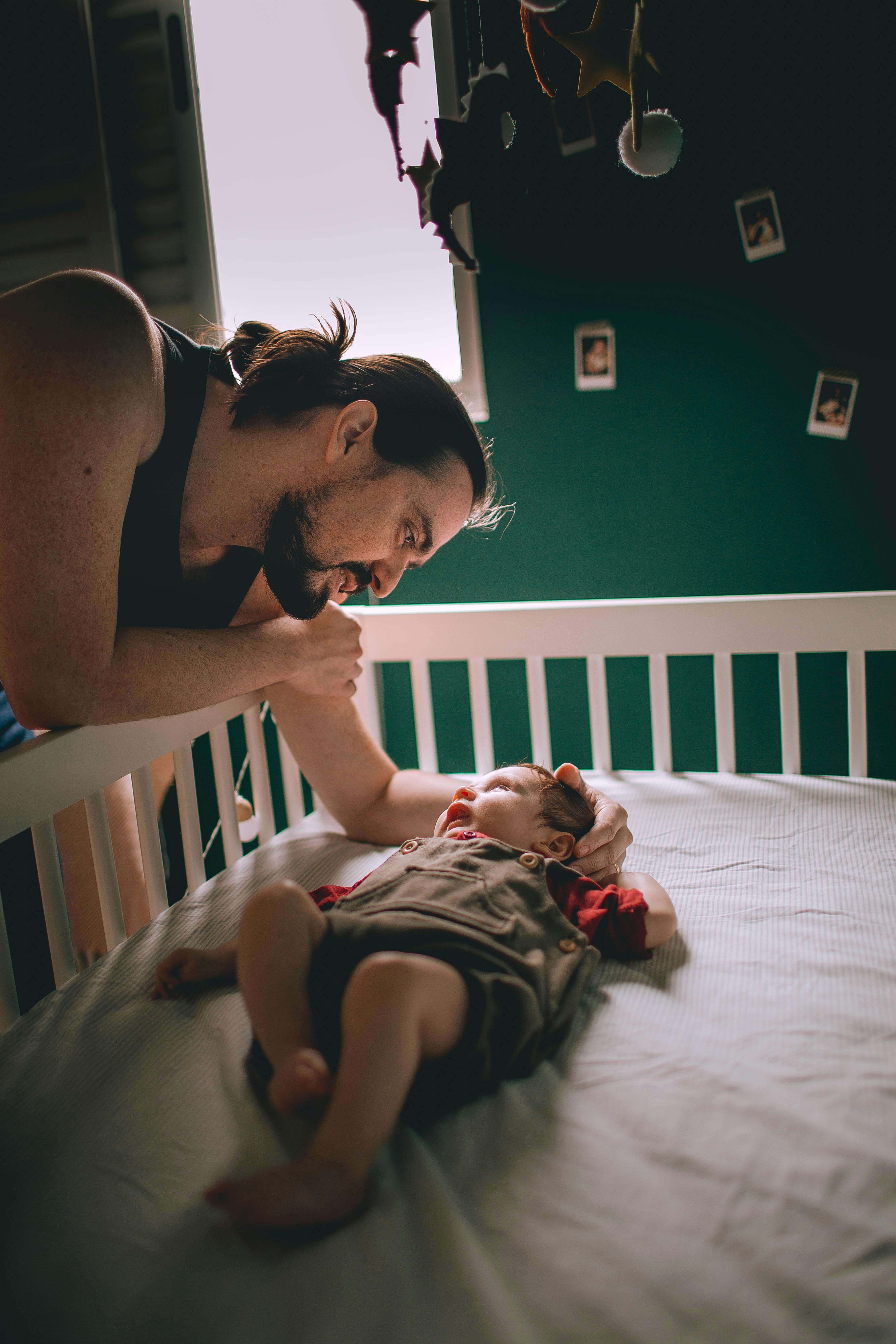 Un homme s'occupe de son bébé | Source : Pexels