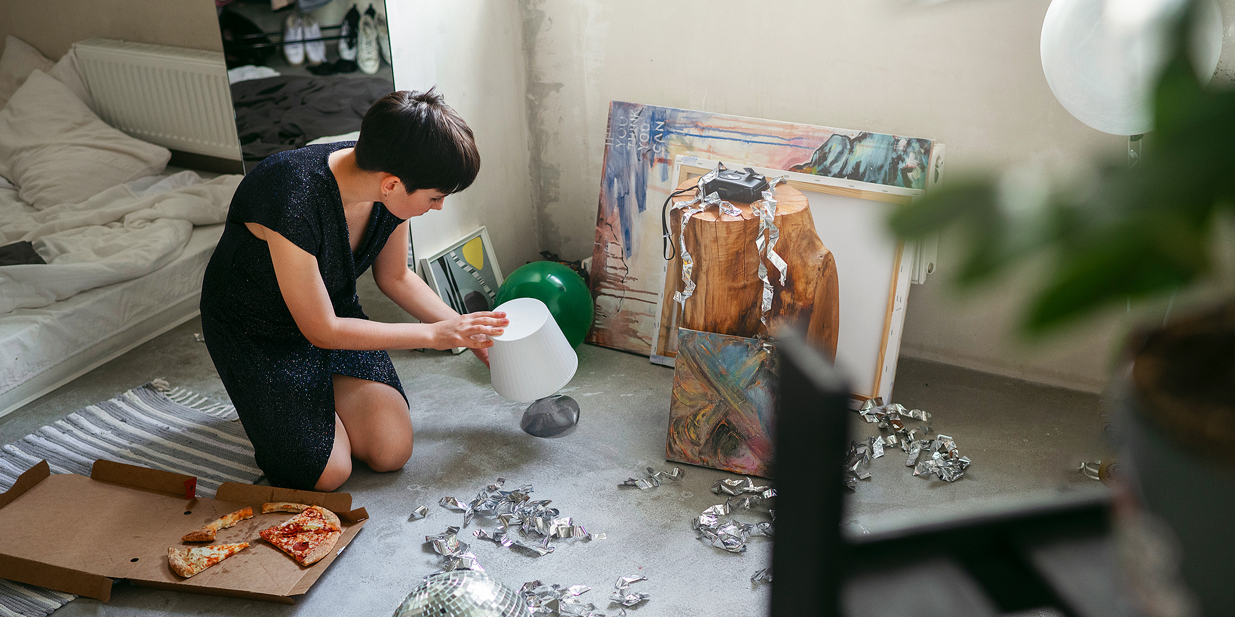 Une femme entourée de déchets dans sa maison | Source : Freepik