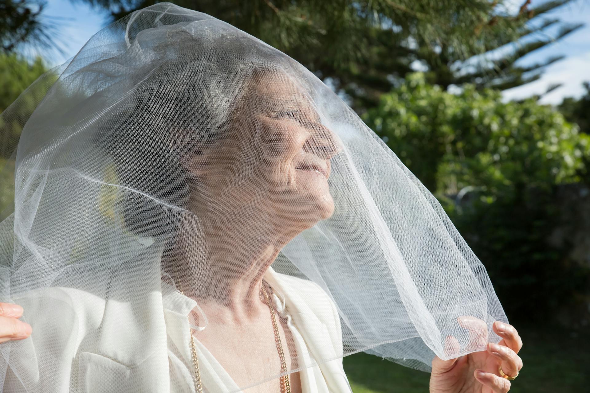 Une femme d'âge mûr portant une robe de mariée | Source : Pexels