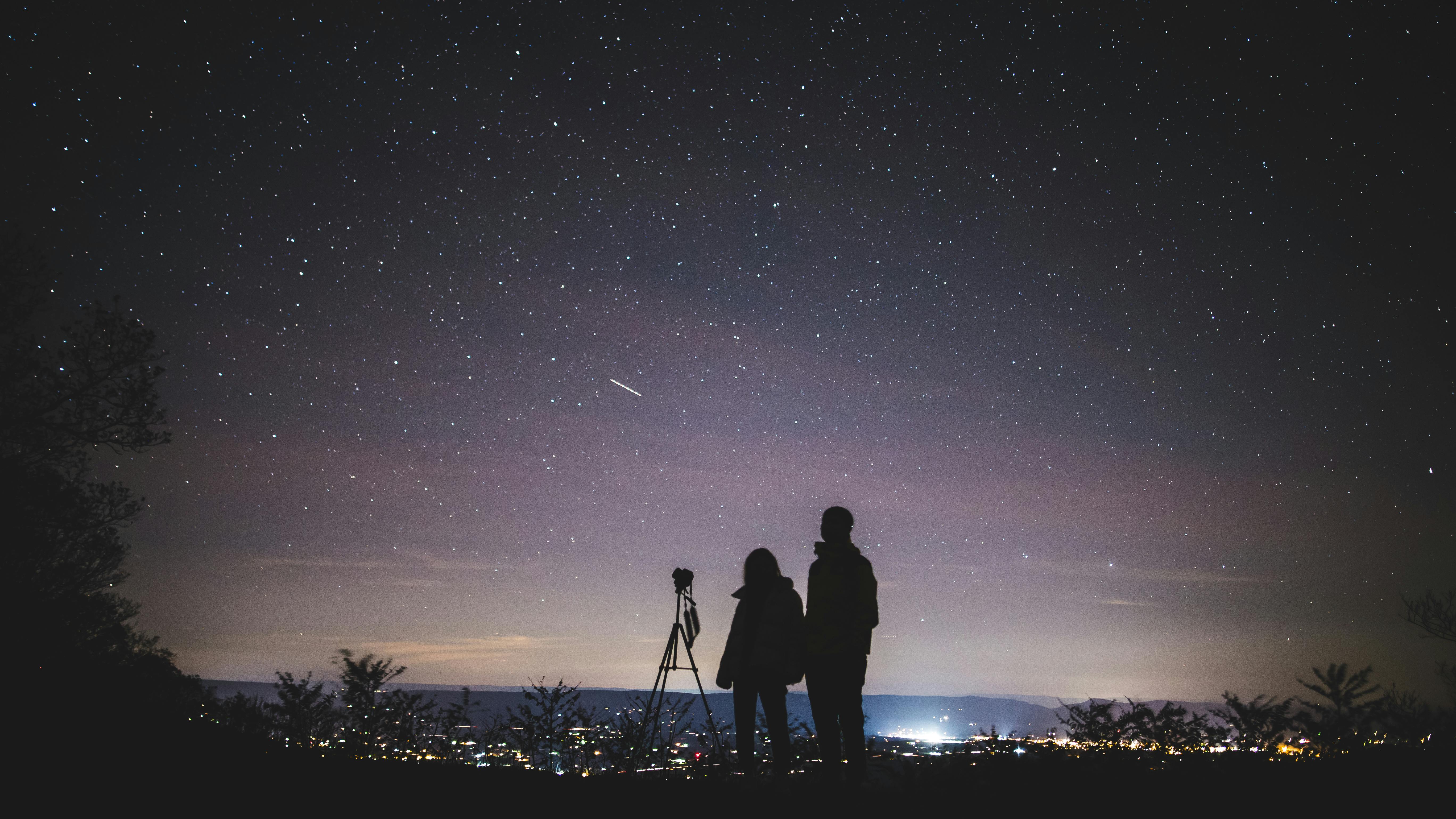 Un couple qui regarde les étoiles | Source : Pexels