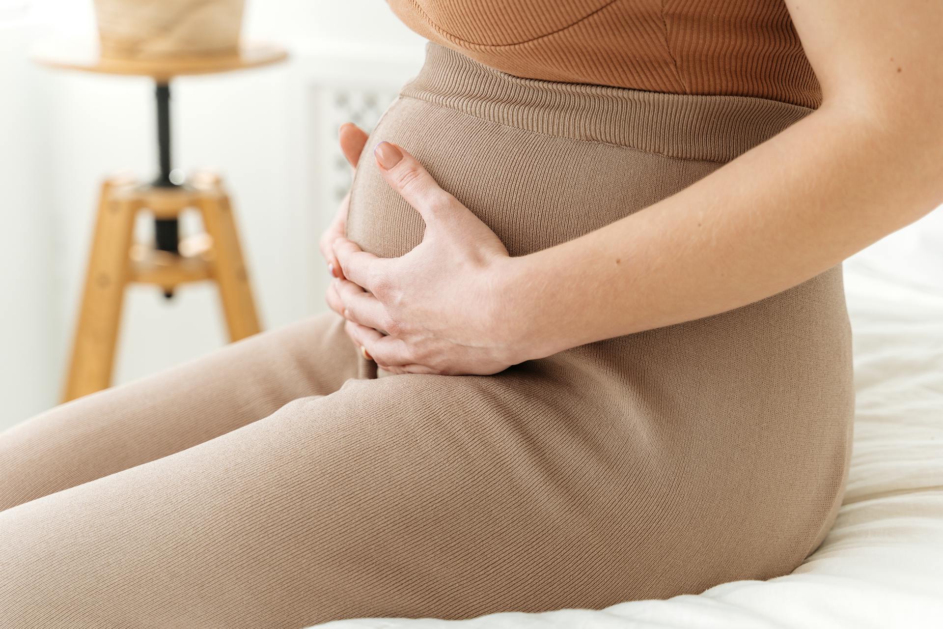 Une femme enceinte qui touche son ventre | Source : Pexels