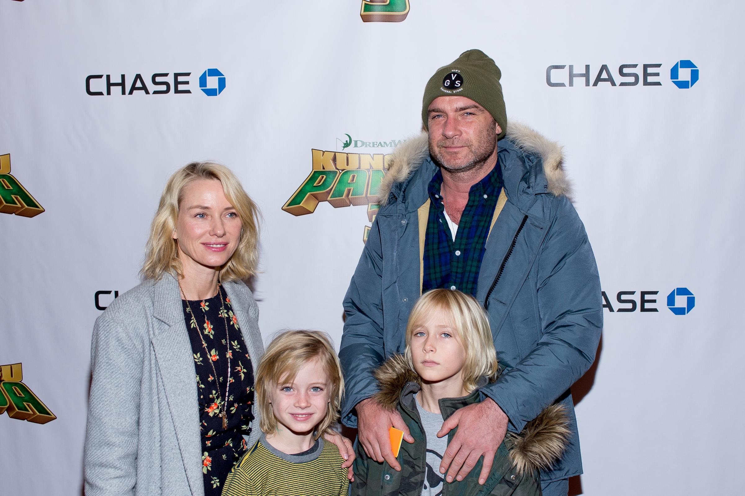Naomi Watts, Kai, Pete et Liev Schreiber assistent à la projection new-yorkaise de « Kung Fu Panda 3 » le 16 janvier 2016 | Source : Getty Images