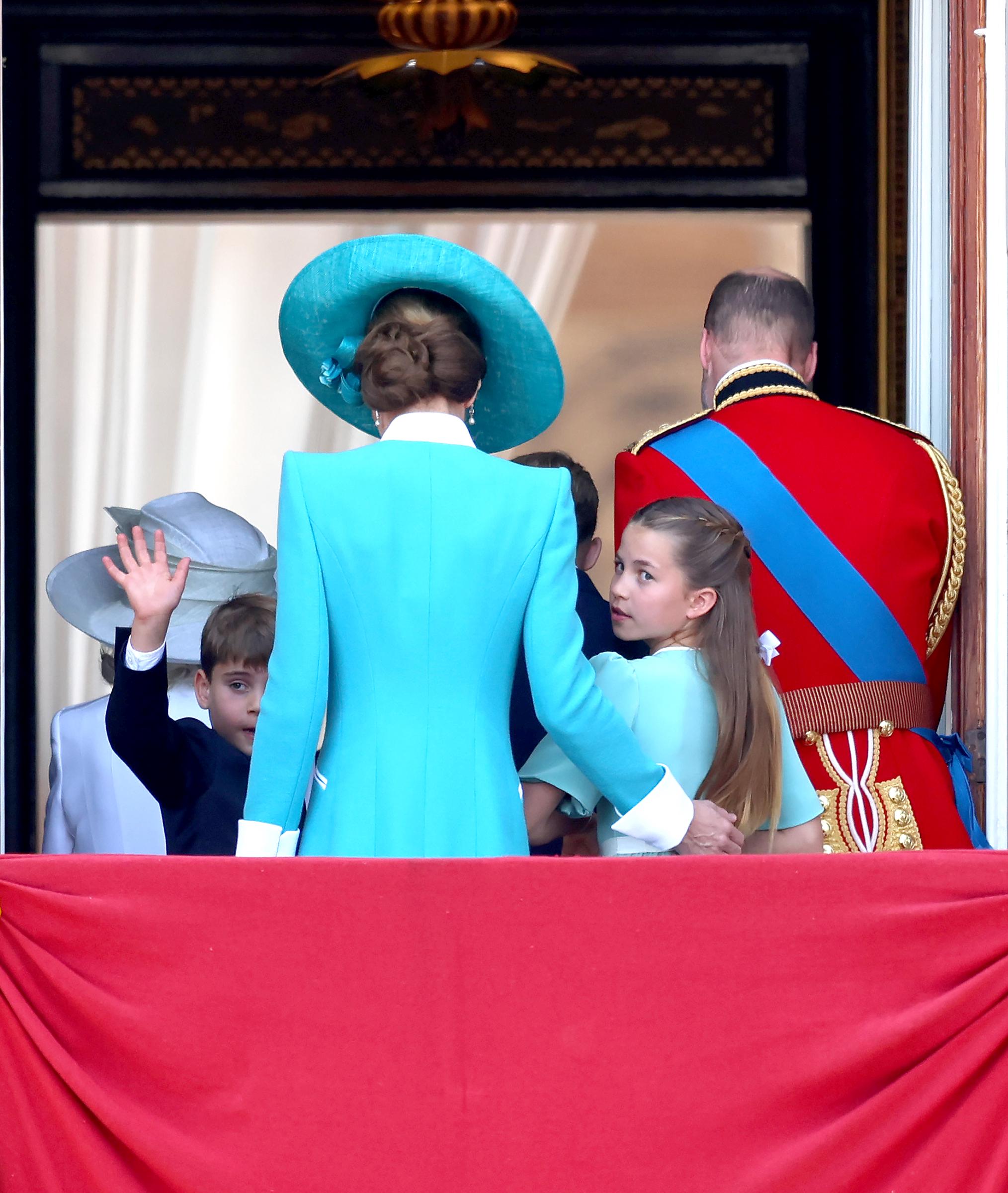 La princesse Charlotte regarde la foule depuis le balcon alors qu'elle se dirige vers l'intérieur avec la princesse Catherine, le prince William, les princes George et Louis, et d'autres membres de la famille royale pendant le Trooping The Colour 2025.