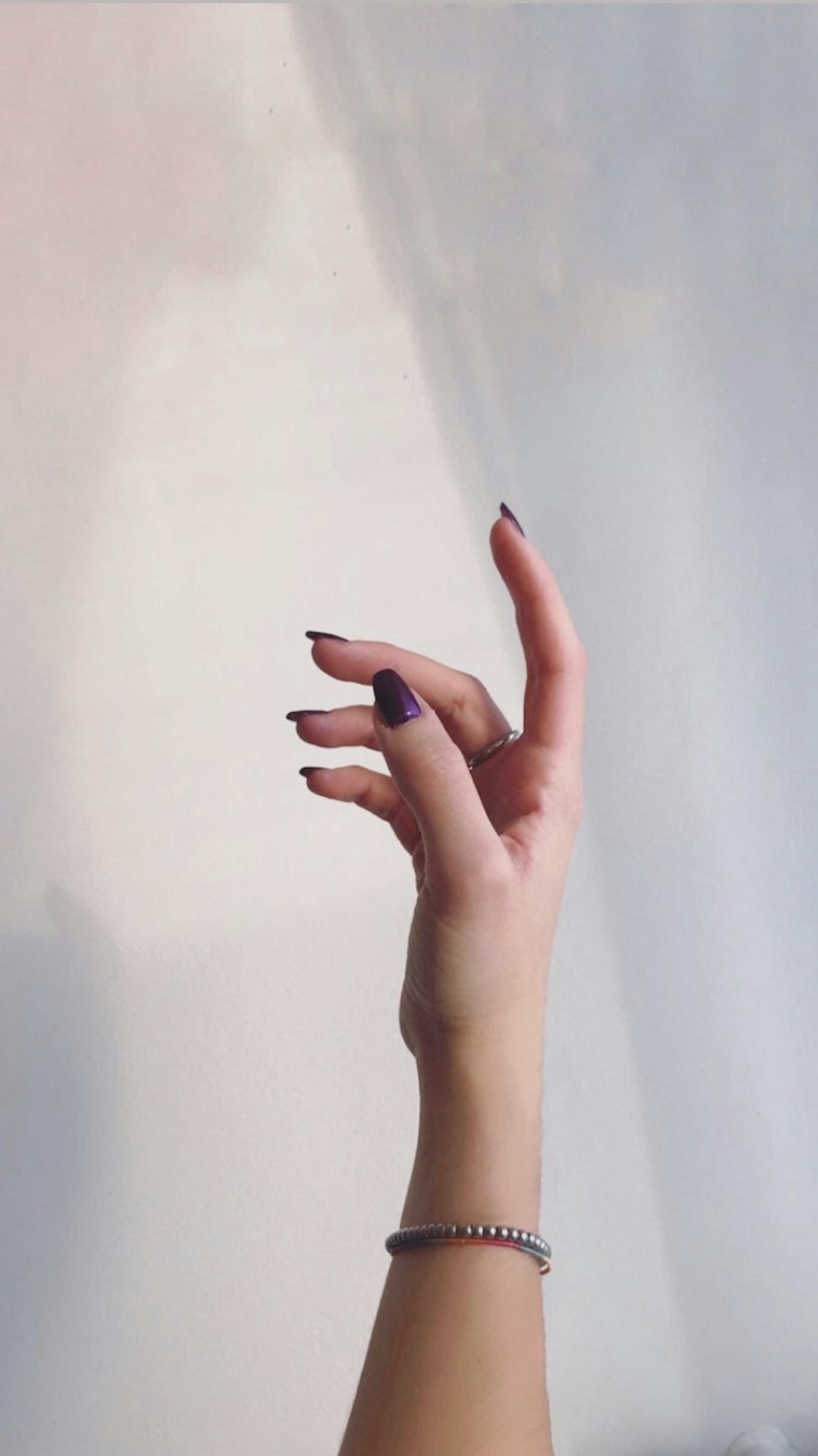 La main d'une femme tendue vers un mur | Source : Unsplash