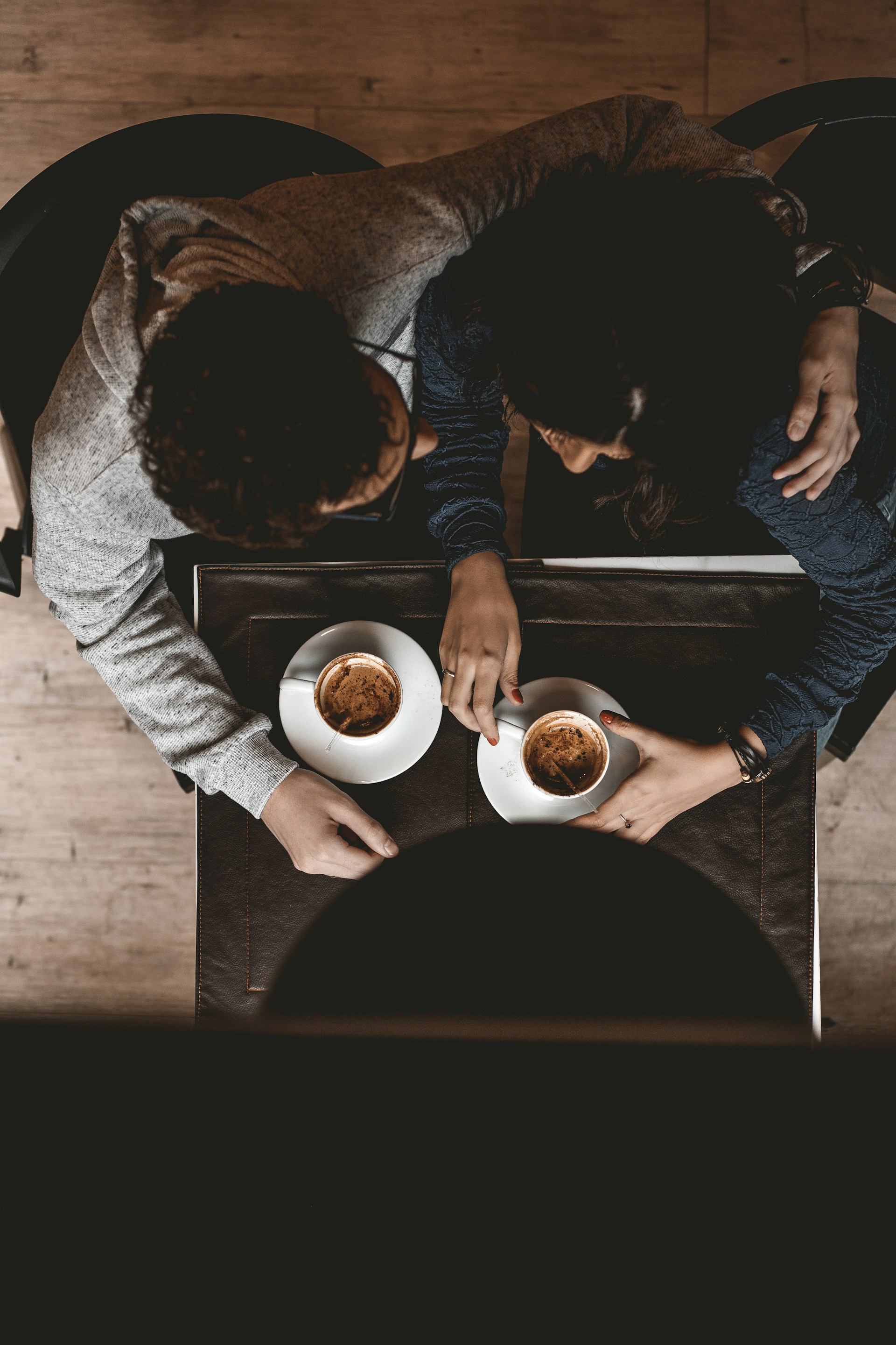 Un homme et une femme pendant une pause café | Source : Unsplash