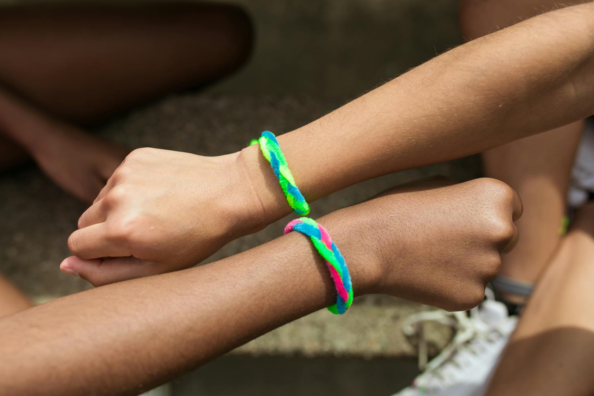 Enfants portant des bracelets d'amitié | Source : Pexels