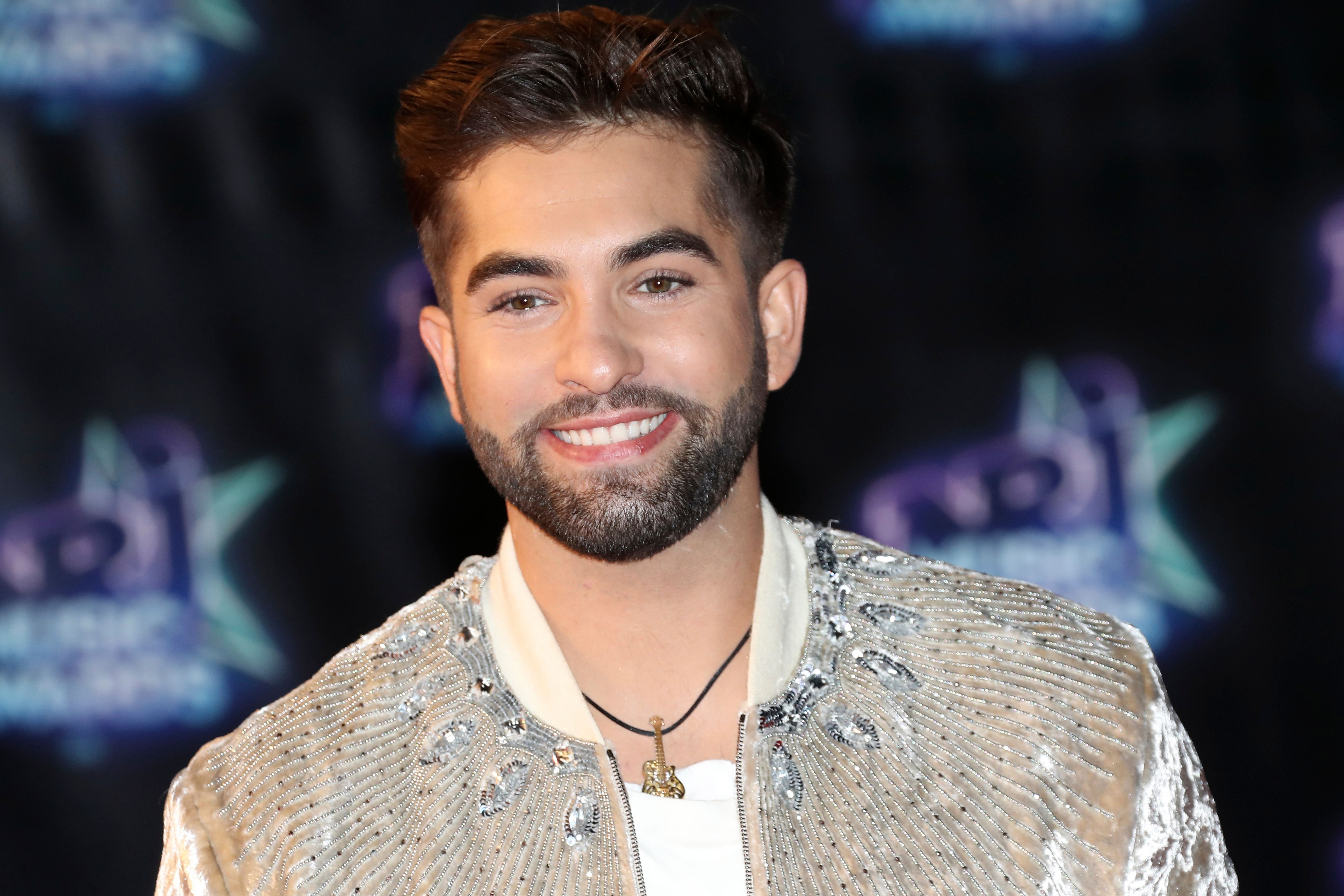 Le chanteur français Kendji Girac pose sur le tapis rouge à son arrivée aux 18e NRJ Music Awards, le 12 novembre 2016, au Palais des Festivals de Cannes, dans le sud-est de la France I Source : Getty Images