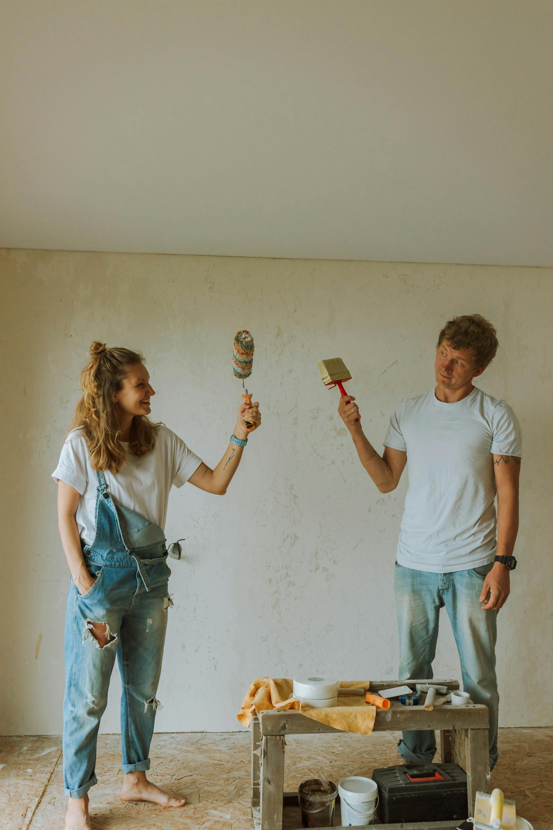 Un couple effectuant une rénovation | Source : Pexels