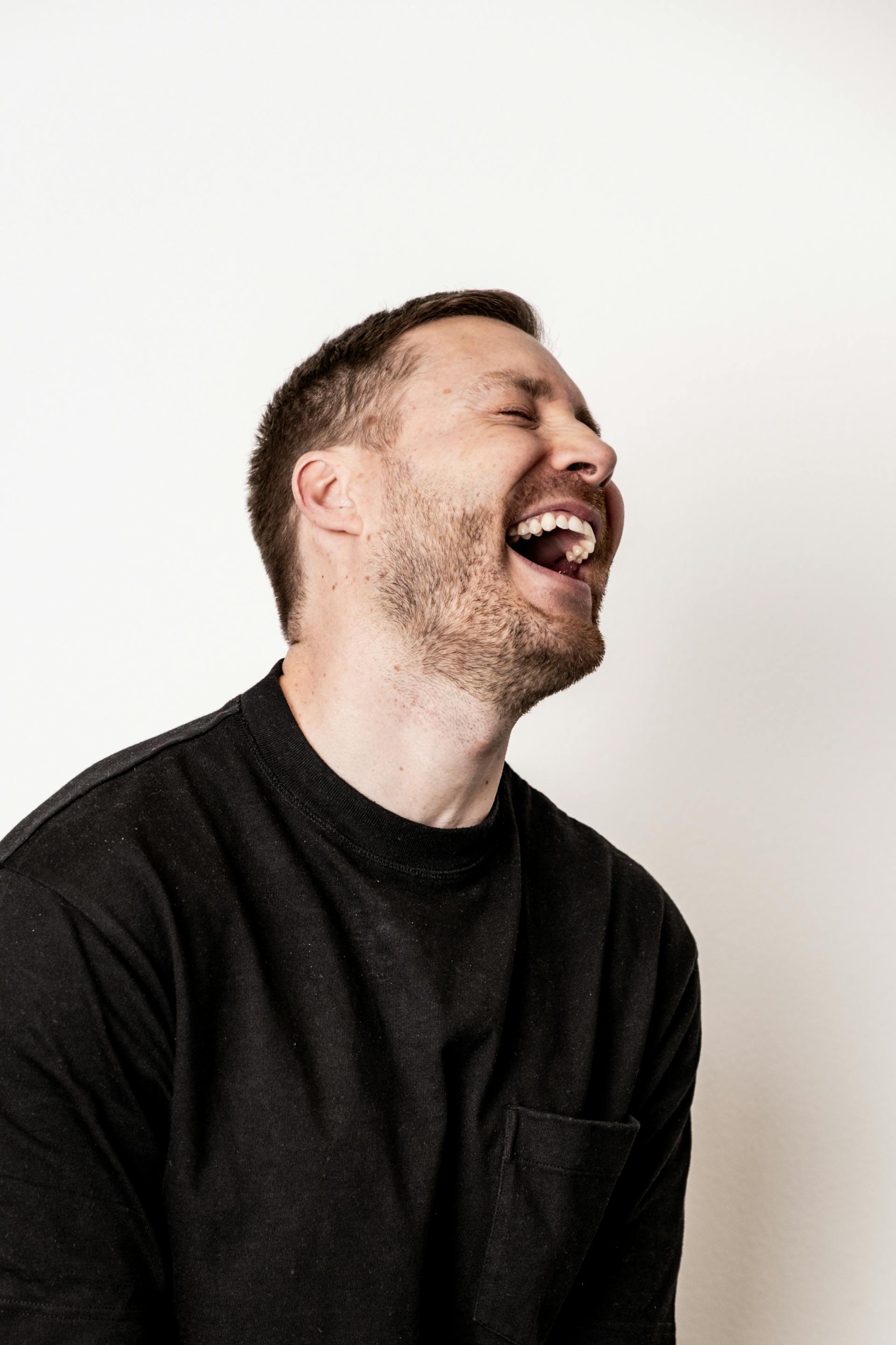 Un homme qui rit | Source : Pexels