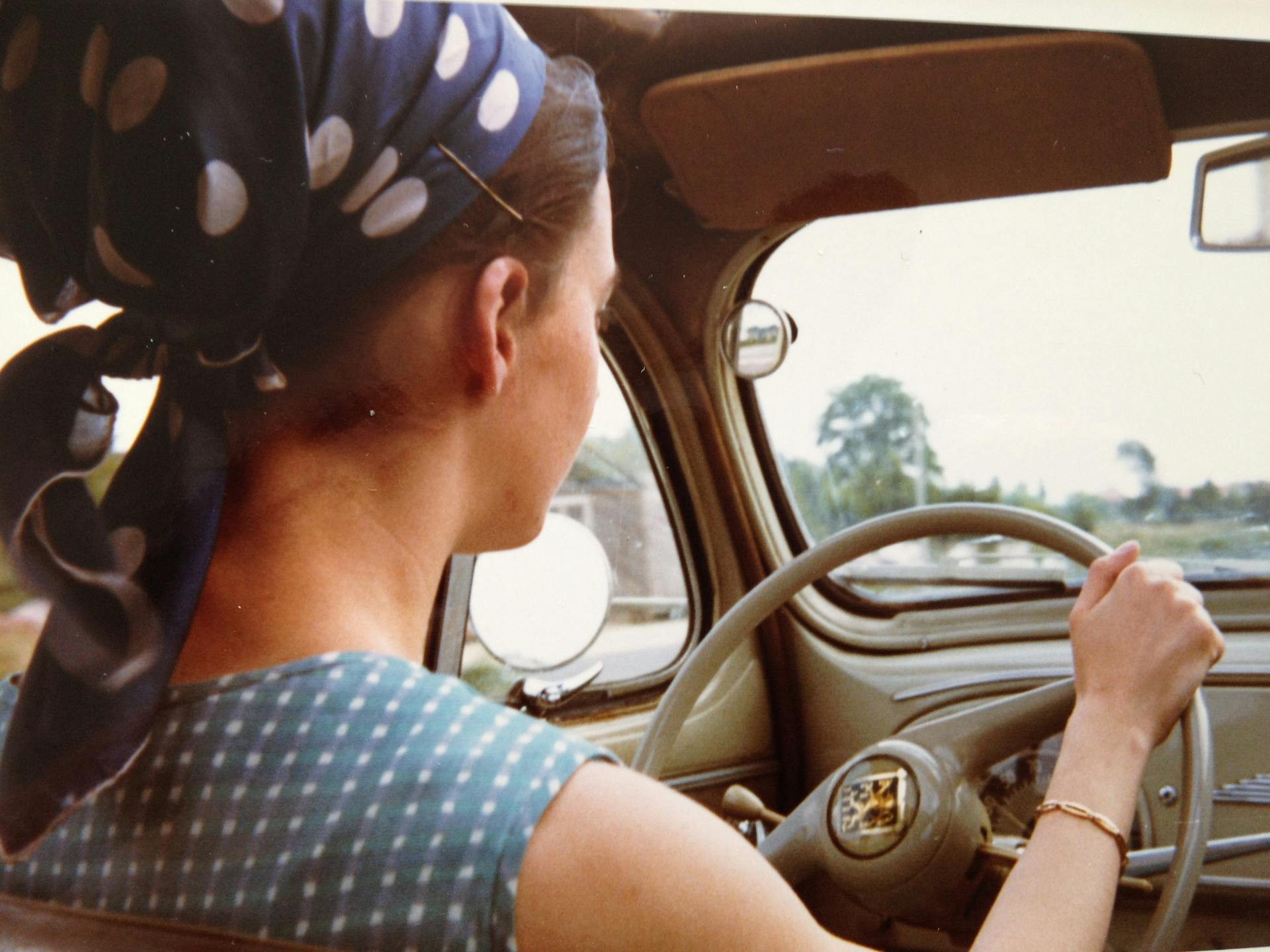 Une femme avec un foulard au volant d'une voiture | Source : Pexels