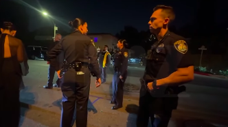 Des agents de police devant la demeure de Jeff Bezos à Beverly Hills, où s'est déroulée la fête d'anniversaire de Kris Jenner. | Source : Instagram/tmz_tv