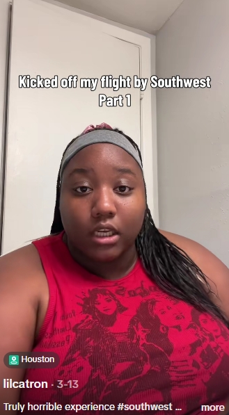 Cette passagère, originaire de Houston, a déclaré que le personnel de la compagnie aérienne l'avait qualifiée de « femme très corpulente » sous les yeux des autres voyageurs qui attendaient. | Source : TikTok/@lilcatron