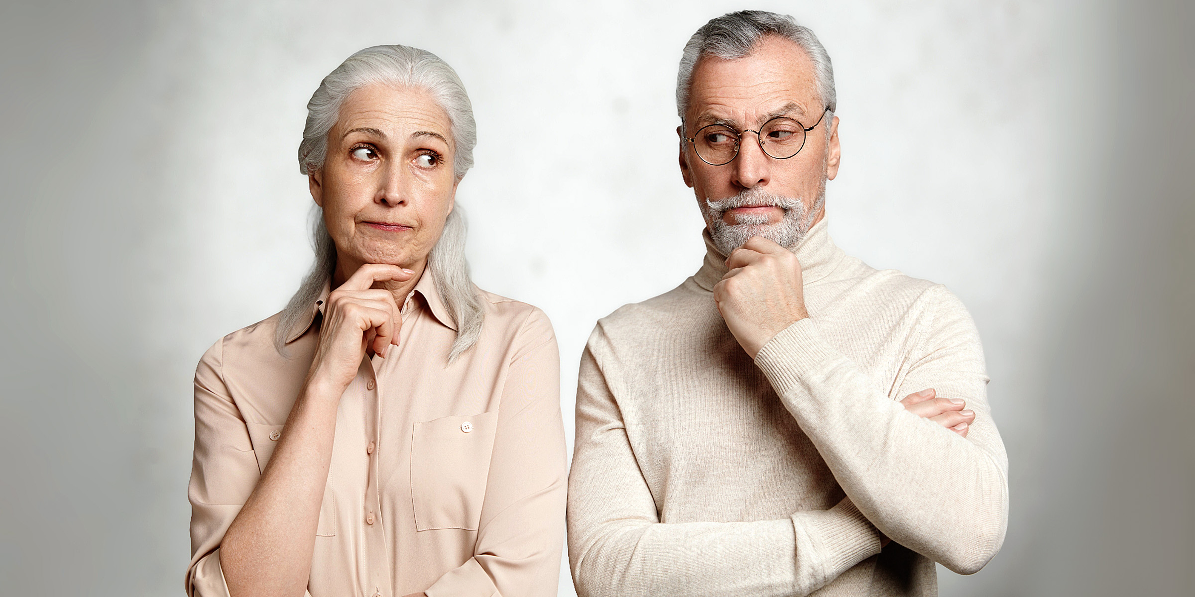 Un homme et une femme à l'expression rusée | Source : Shutterstock