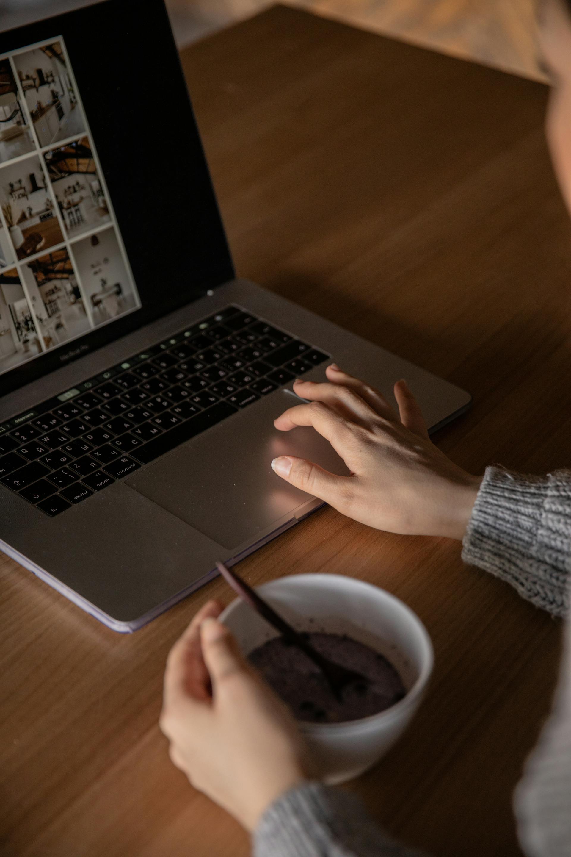 Une femme travaillant sur son ordinateur portable | Source : Pexels