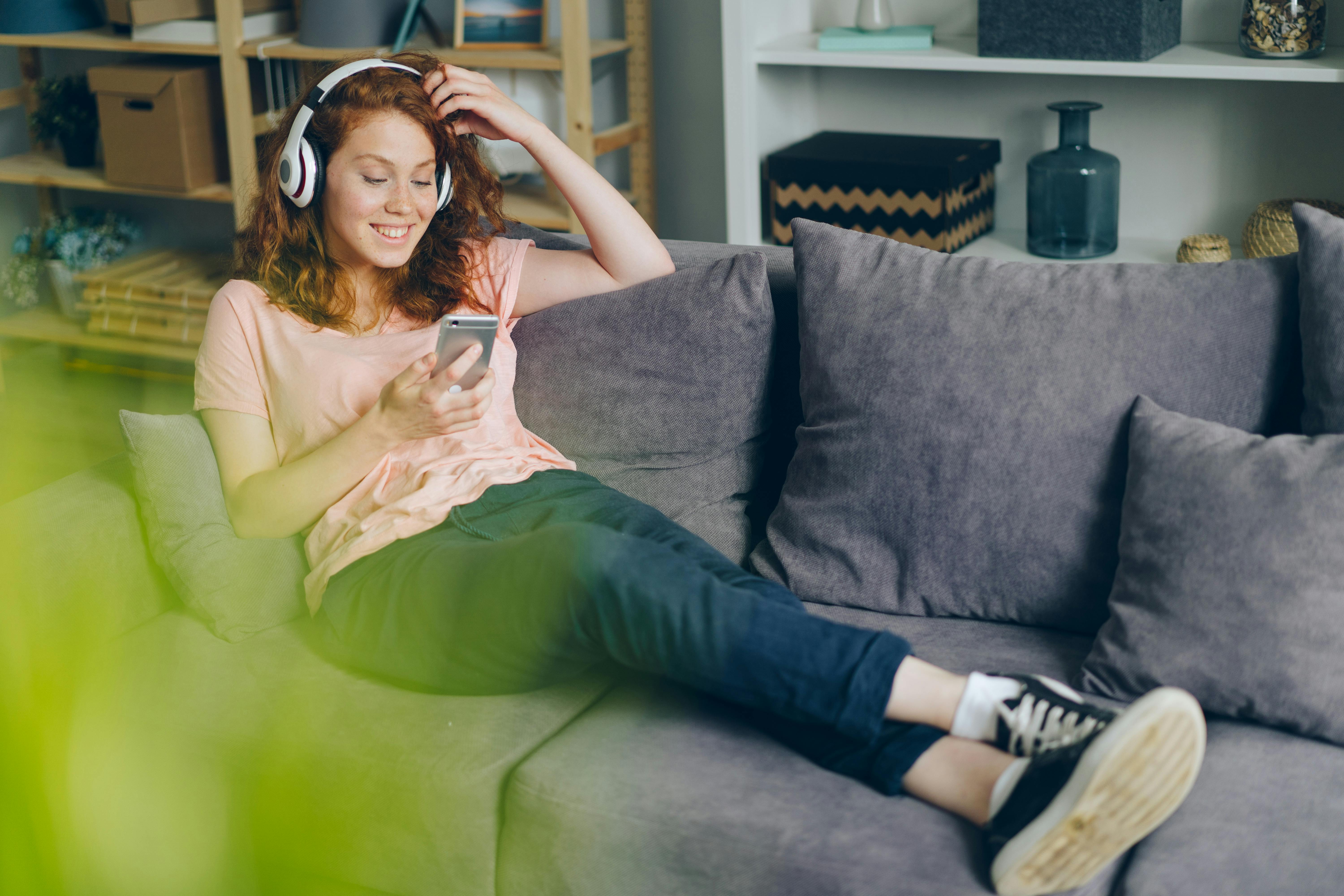 Une jeune femme se détend chez elle | Source : Pexels