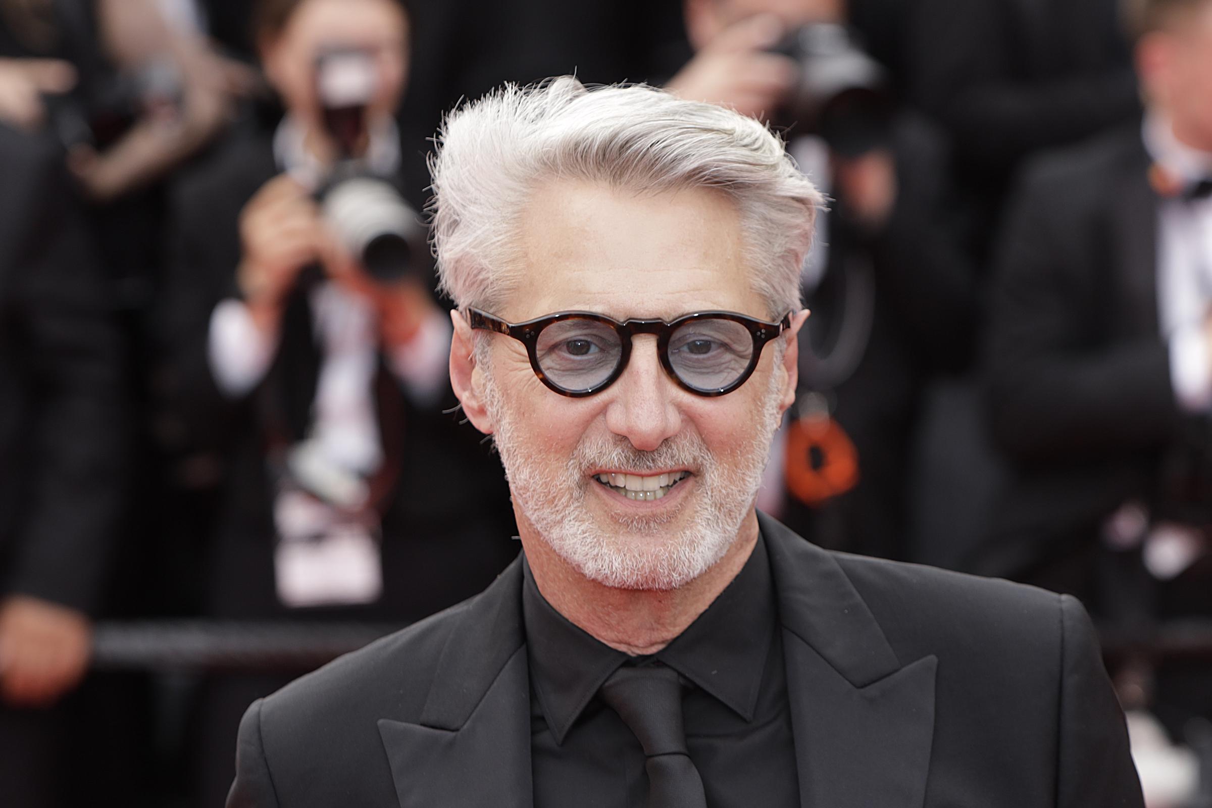 Antoine de Caunes sur le tapis rouge pour la projection de "Highest 2 Lowest" lors du 78e Festival de Cannes le 19 mai 2025 I Source : Getty Images