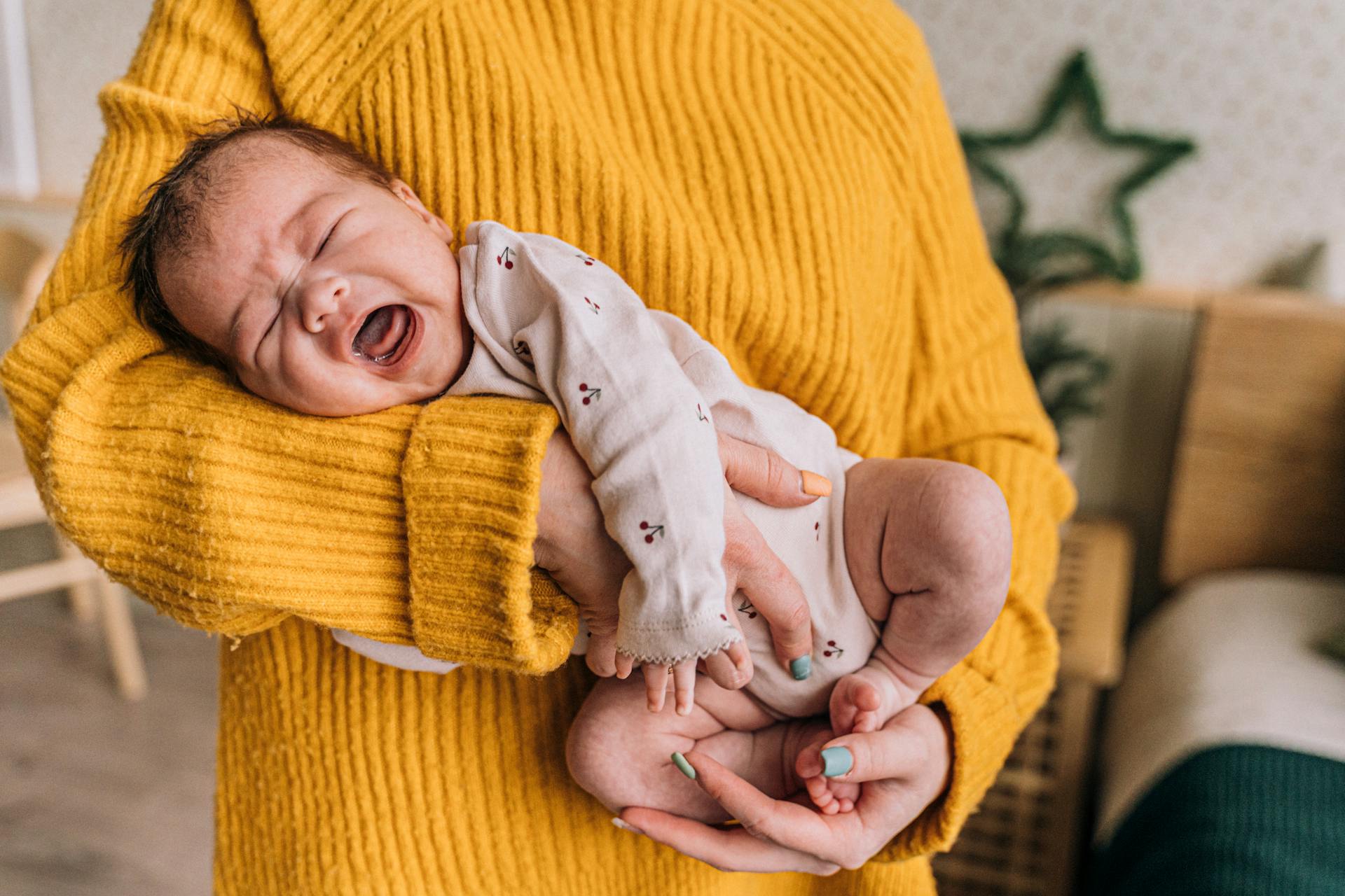Une mère tenant son bébé en pleurs | Source : Pexels