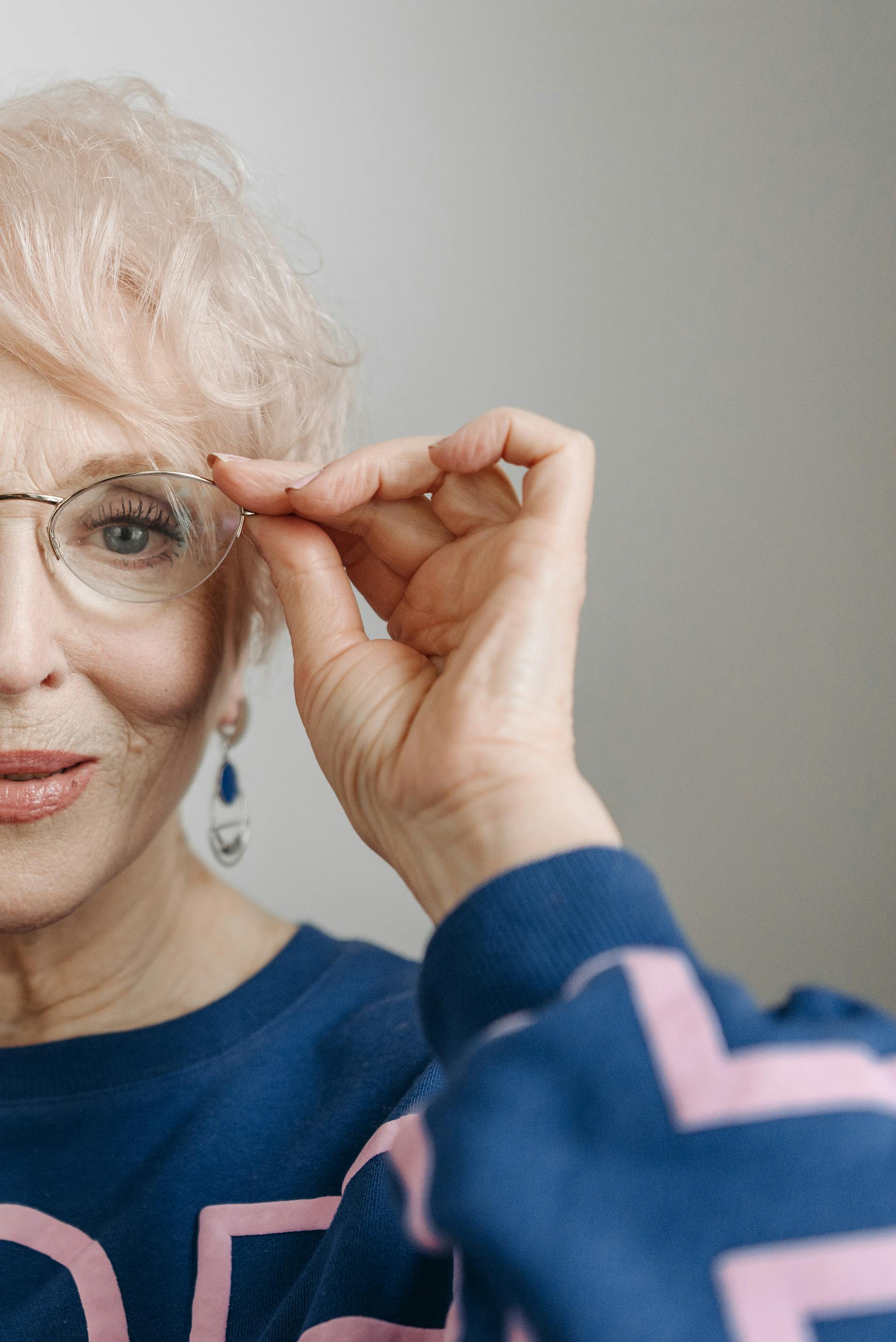 Gros plan sur une femme âgée qui touche ses lunettes | Source : Pexels
