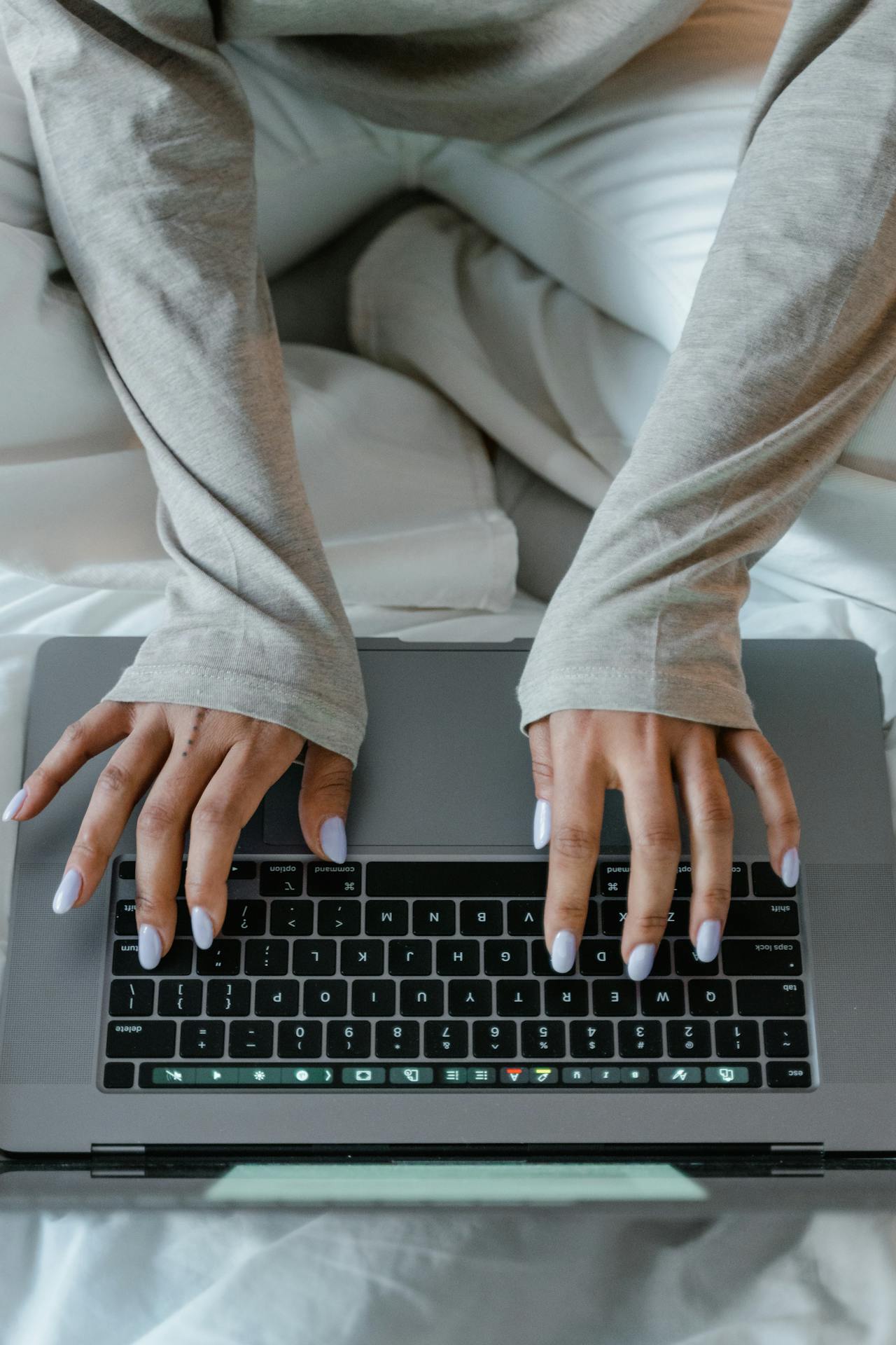 Une femme utilisant son ordinateur portable | Source : Pexels