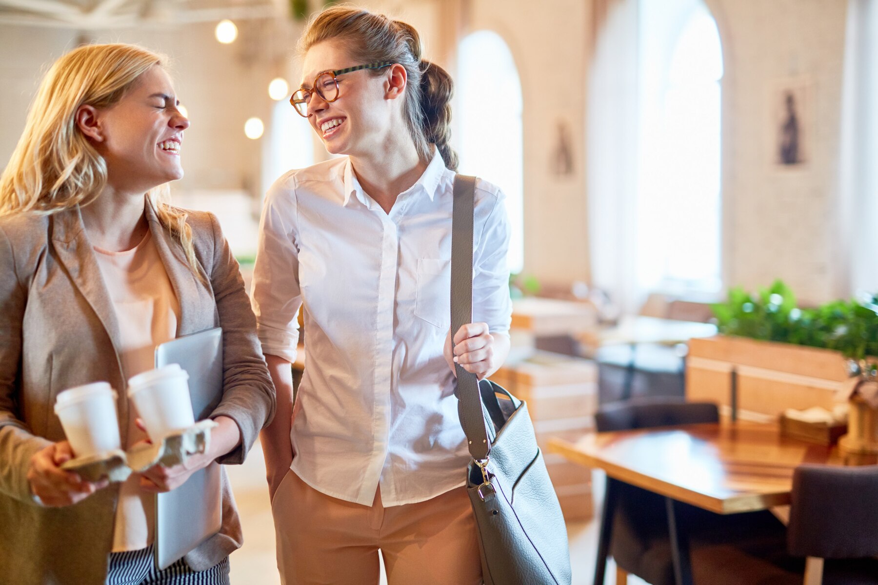Deux filles entrant dans un café | Source : FreePik