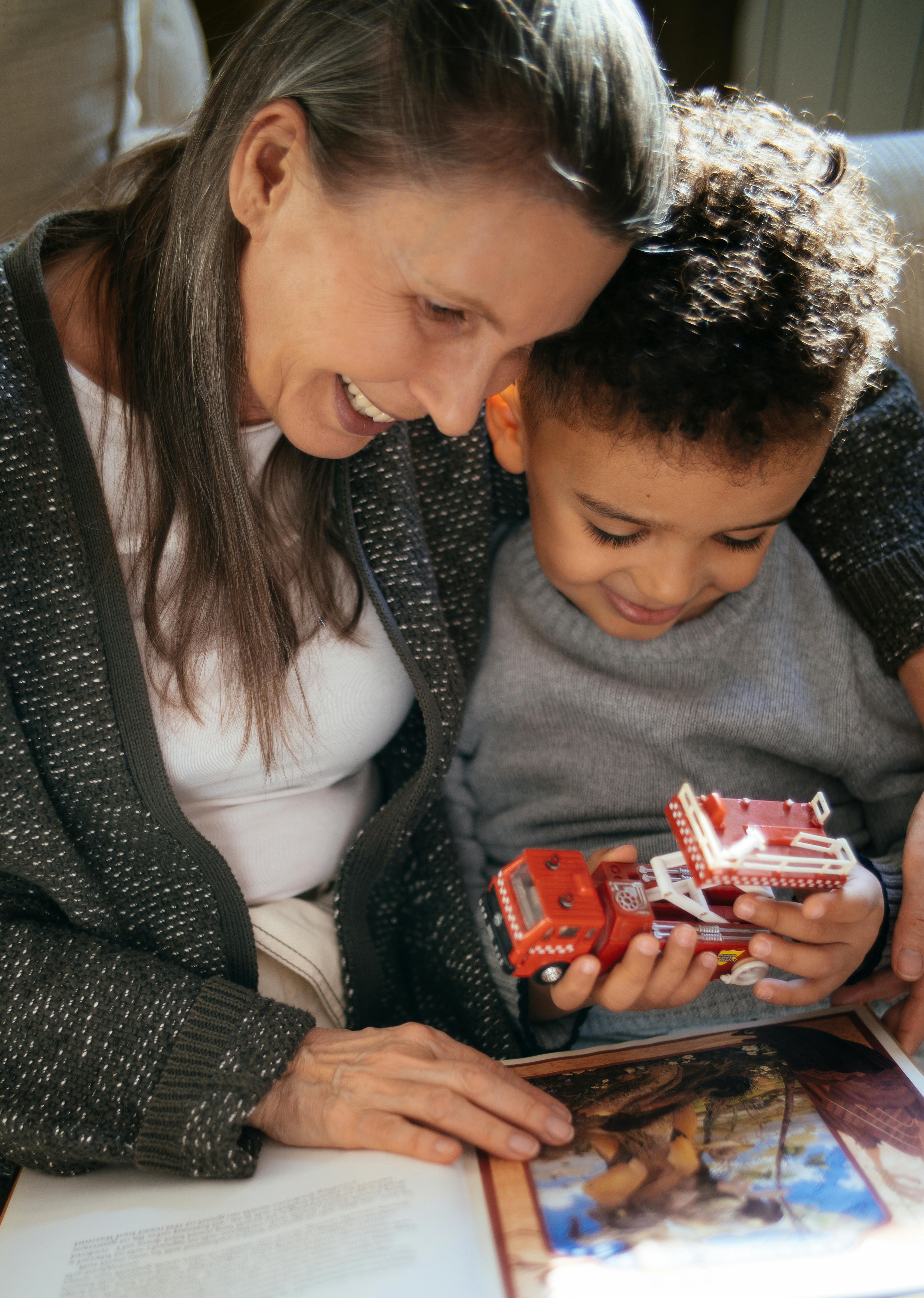 Une grand-mère et son petit-fils tissent des liens | Source : Pexels