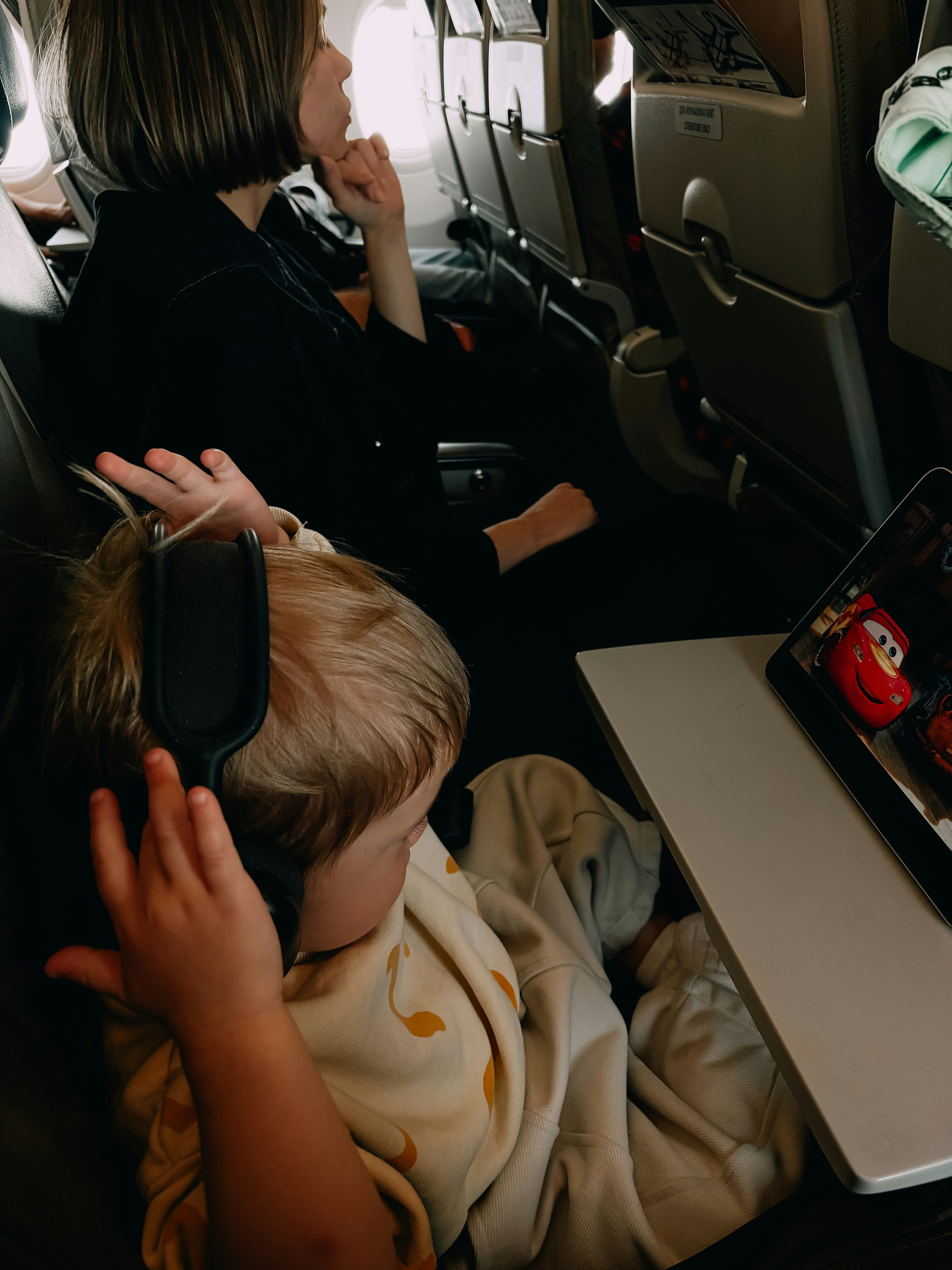 Mère et son enfant à l'intérieur d'un avion | Source : Unsplash