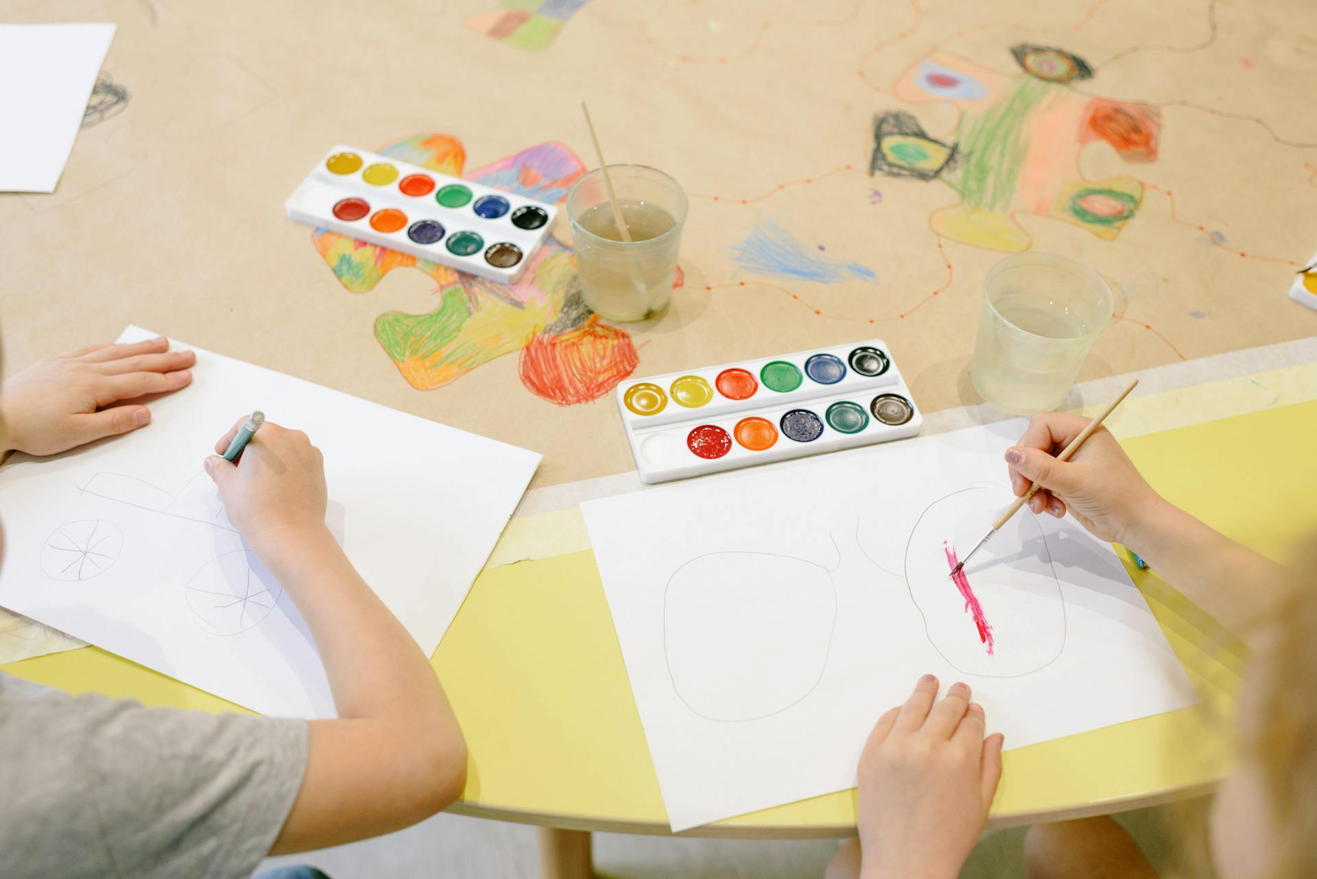 Deux enfants qui dessinent en utilisant des fournitures artistiques | Source : Pexels